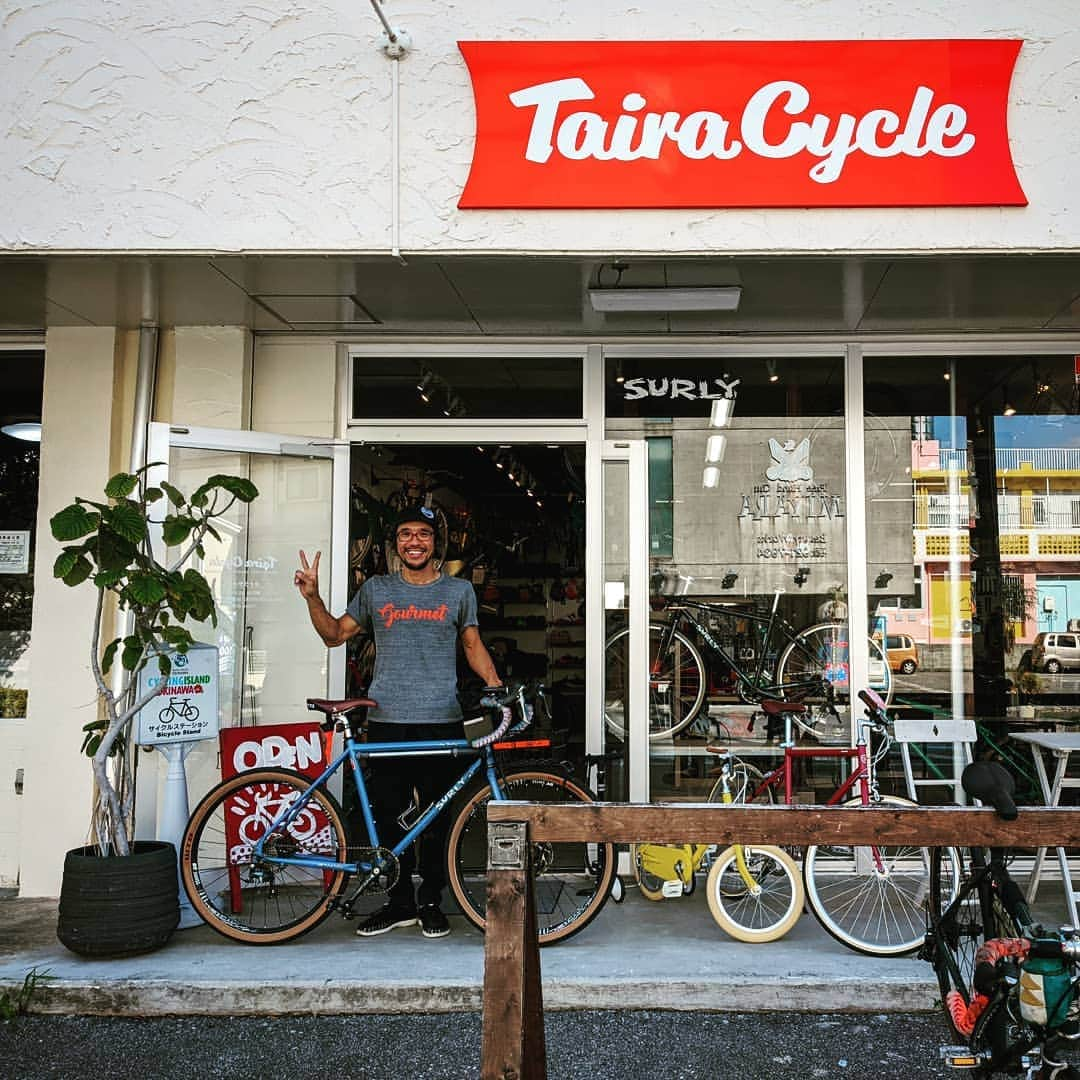 山下晃和さんのインスタグラム写真 - (山下晃和Instagram)「【BICYCLE&TRAVEL】The most exciting bike shop in Okinawa!! I met Mr.Taira again.  RALのみなさま、再会しましたよ！  沖縄の気温はとても暑いです  @circles_jp @tairacycle  #Okinawa  #bikeshop #bicycle #沖縄 #tropical #tairacycle #Japan #Biketrip #travelbybike」12月13日 15時03分 - travel_akikazoo