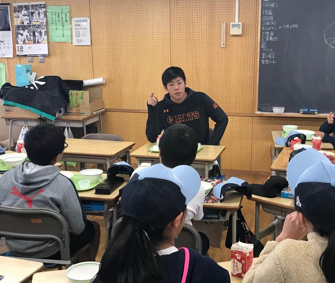 松原聖弥さんのインスタグラム写真 - (松原聖弥Instagram)「小学校訪問🏫  #小学校訪問 #湯浅大 #小学生の元気最強 #13年ぶりの給食 #美味しかったです #手を合わせて #ごちそうさまでした #松原です」12月13日 15時08分 - m_seiya59