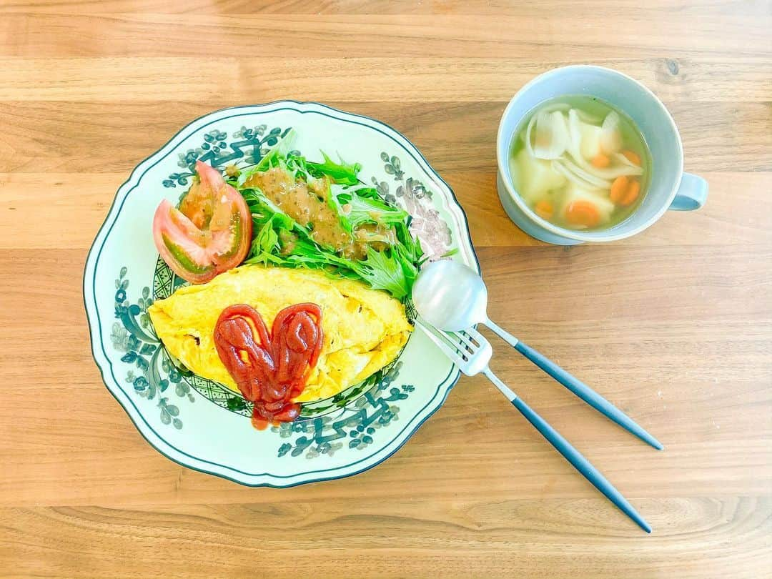 林弓束さんのインスタグラム写真 - (林弓束Instagram)「いつかの #ゆづ飯 #オムライス オムライスはよく作ります。 中身はウインナー、玉ねぎ、ほうれん草とかが好き。 鶏肉よりウインナー派。 もちろんしっかりケチャップライスで。」12月13日 15時09分 - hayashiyuzuka