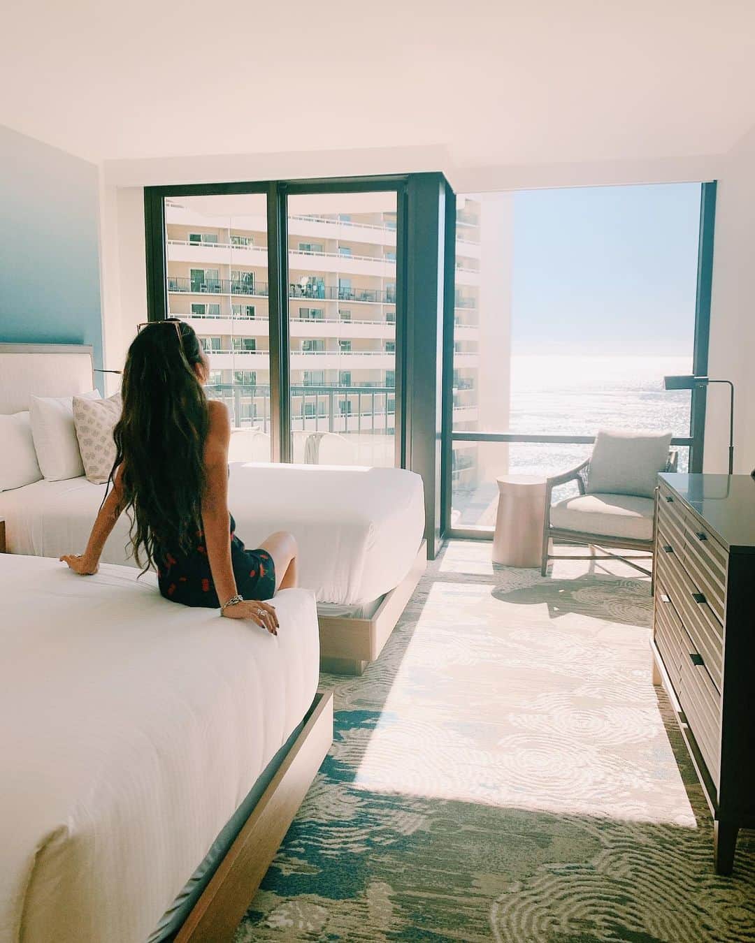 Rika Vanessaさんのインスタグラム写真 - (Rika VanessaInstagram)「ハワイ3泊は @halepunawaikiki に お世話になりました。 ・ 新しいホテルは こじんまりとしながらも そこがまた良くて サービスが行き届いていて センスが良くて 部屋がとっても快適だった🥺❤️ ・ 場所もアクセスよくて 便利だし。 ・ 毎日早起きだったけど 部屋からみえる朝日に 癒されたなあ😇💕 ・ ・ いつも思うけど ホテル住めるわ〜💭💭 ・ ・ #halepunawaikiki  #halepuna #roxyjapan  #ハレプナ」12月13日 15時11分 - rikavanessa._