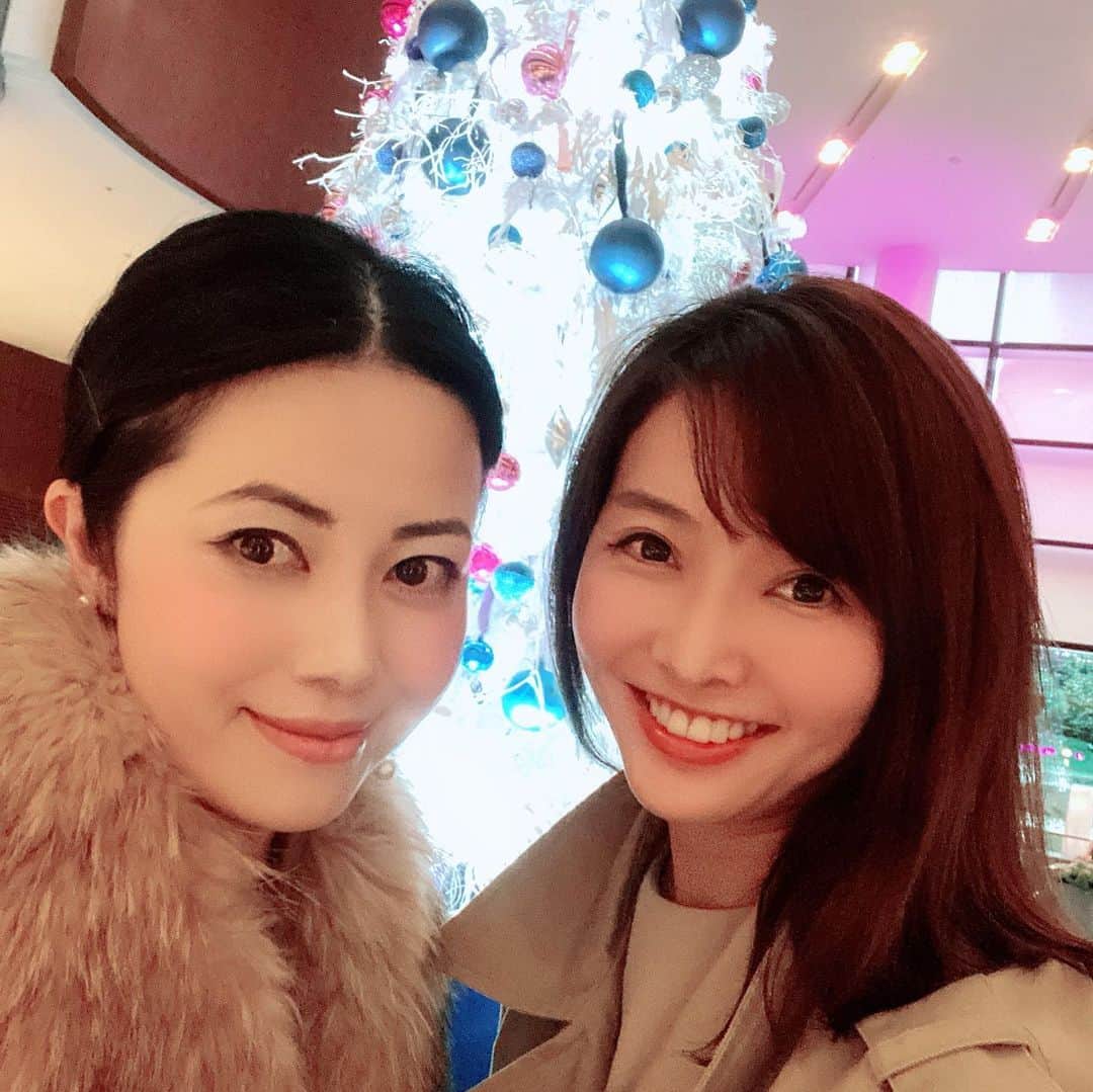 のインスタグラム：「先日、みずほちゃんと打ち合わせ💓  素敵なクリスマスツリー🎄  もうすぐにクリスマスだね🎄🤶 #christmastree  #christmas  #christmas2019」