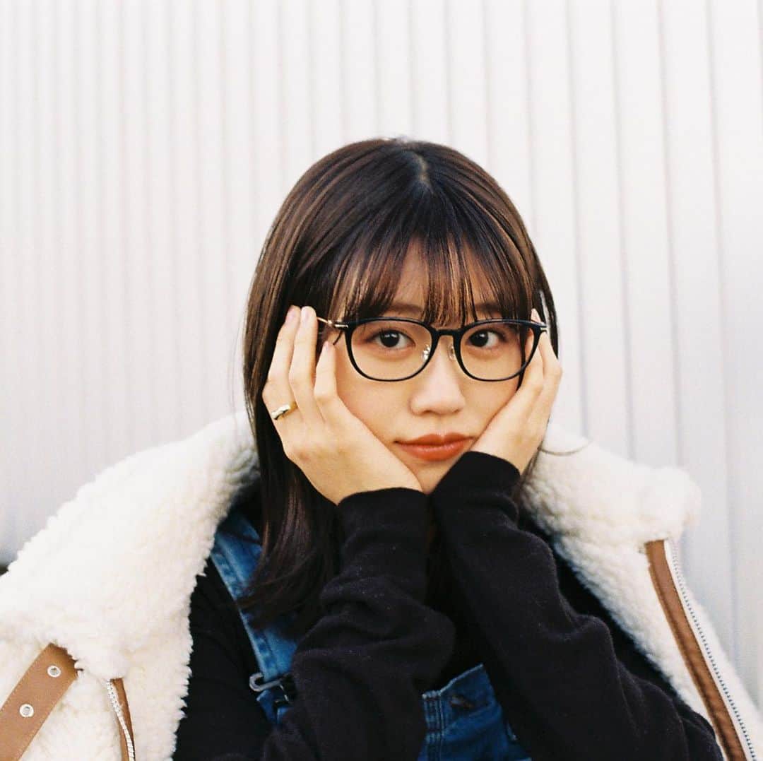 Zoff Officialのインスタグラム：「Zoff CLASSIC/ ZC191009_14E1 Model @reina_usui 存在感のある黒縁メガネは、顔立ちをはっきりと魅せてくれるアイテム。 カジュアルなスタイリングでも、小物をゴールドで統一すれば大人っぽい雰囲気に。 #Zoff #FASHION #eyewearstyle #メガネ #ゾフ女子 #Zoffコーデ #ゾフクリスマスプレゼント #🤶 #🎁 **************************** Zoff公式Instagramアカウントフォロー＆「いいね！」でメガネが当たる #ゾフクリスマスプレゼント キャンペーン実施中。さらに年末年始を盛り上げるストーリーズ用フィルターを全員にプレゼント中 。 . ■企画概要 Zoff公式Instagramアカウント「@zoff_eyewear」をフォローし、Zoff公式Instagramアカウントによる12月投稿分のハッシュタグ #ゾフクリスマスプレゼント がついている全８投稿いずれかに「いいね！」をしてくれた方の中から、それぞれ1投稿につき1名合計8名様に投稿で使用した同型のフレームに「Zoff UVクリアレンズ」(※度無し)をセットしたメガネをプレゼント。 . ■参加資格  下記2条件を満たすことで参加可能 ①Zoff公式Instagramアカウント「@zoff_eyewear」をフォロー ②Zoff公式Instagramアカウントによる12月投稿分の「#ゾフクリスマスプレゼント」 ハッシュタグがついている全8投稿の中から、ご希望のメガネが着用されている投稿に「いいね！」をする ※すでにZoff公式Instagramアカウントをフォローいただいている方もご参加いただけます ※公開アカウントのみ抽選対象とさせていただきます ※キャンペーン期間中にフォロー、「いいね！」を外されている方は対象外とさせていただきます . ■賞品  投稿で使用した同型のフレームに「Zoff UVクリアレンズ」(※度無し)をセットしたメガネ 各1本合計8名様分 . ■キャンペーン期間 2019年12月2日（月）以降投稿分〜2019年12月20日（金）23：59まで . ■当選発表  当選結果はDMにて当選者様のみにお送りいたします . ■プレゼント発送予定 2019年12月24日（火）発送予定 . ■応募規約  当社が実施する「#ゾフクリスマスプレゼント」キャンペーンに応募の方は、以下をよくお読みいただき、ご同意いただける場合のみご応募ください。 https://www.zoff.co.jp/shop/t/t1642/」