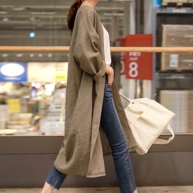 maison de LATIRのインスタグラム：「冬、春にかけて長く着られる、ロング丈の羽織です。 着心地の良い素材のロング丈なのでスカートともパンツとも相性バツグン！ 気軽にサラッと羽織れるアイテムなので、ヘビロテすること間違いなしです。 羽織るだけで雰囲気あるコーデの完成。 . お求めはコチラから▼▼ @maison_de_latir #maison_de_latir #https://shop-list.com/women/brand/maison-de-latir/」