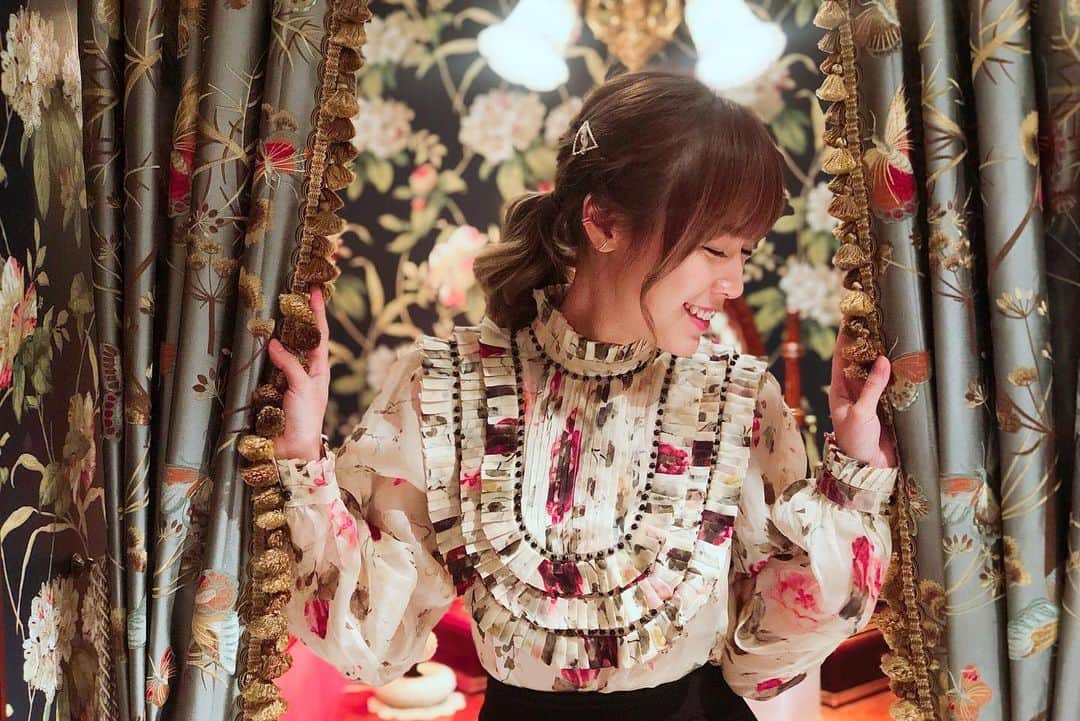 Miss Hunnyのインスタグラム：「Day 2， 繼續拍攝(´･_･`) #我真係好鍾意返工啊 #鬼上身先講得出呢d說話  Makeup & hair do | @angelashummakeup  Hair make | Rick (9637 1903) Photo by | @angelashum」