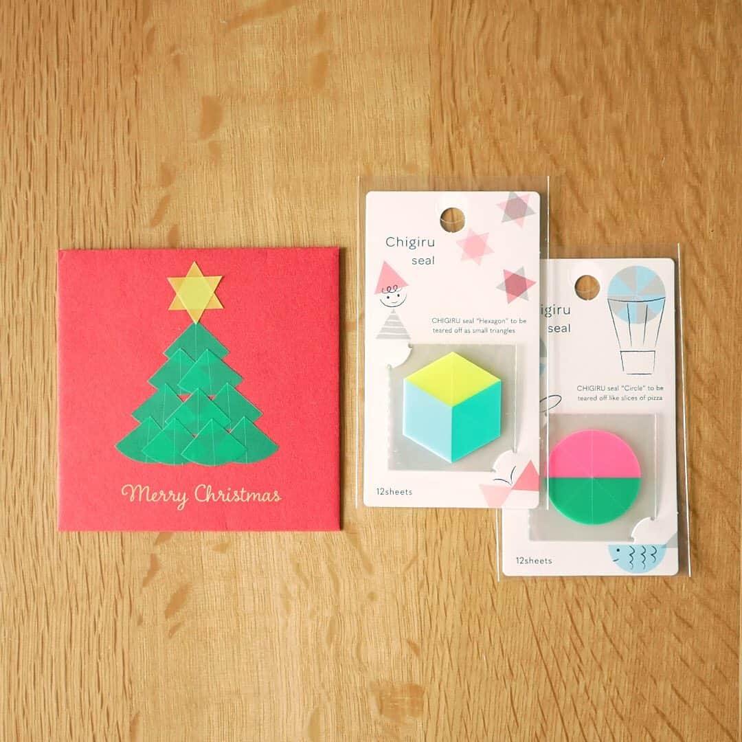 ヤマト株式会社さんのインスタグラム写真 - (ヤマト株式会社Instagram)「➷ ちぎれるふせん「Chigiru seal(チギルシール)」でクリスマスカードを作りました☻ . モミの木は円形タイプを、星のかざりは六角形タイプを使用しています。 フィルムタイプなので重ねて濃淡をだすこともできます🎶 . 油性のボールペンで上から筆記できるので、飾りを描いてみても面白いかもしれませんね。 チギルシールを使えば気軽に可愛いクリスマスカードがつくれます🙌 . いつもお世話になっているあの人にちょっとした贈り物はいかがでしょうか😉 . ▨商品名：Chigiru seal(チギルシール) ▨価格：￥320＋税 ▨Line up：円形3種・六角形3種・四角形3種　計9種類 ▷商品詳細はヤマトホームページへ . ➷ #チギルシール #ふせん #付箋 #フィルム付箋 #幾何学 #シール  #クリスマスカード #クリスマスカード手作り  #文具 #文房具好き #文具女子 #文具沼 #文房具好きな人と繋がりたい #chigiruseal #chigiru #fusen #stickynote #stickynotes #bungu #stationery #stationerylove #stationeryaddict  #ヤマト株式会社 #アラビックヤマト #ヤマト糊 #メモックロールテープ #グラスデコ #ペーパークイリング」12月13日 15時29分 - yamato1899