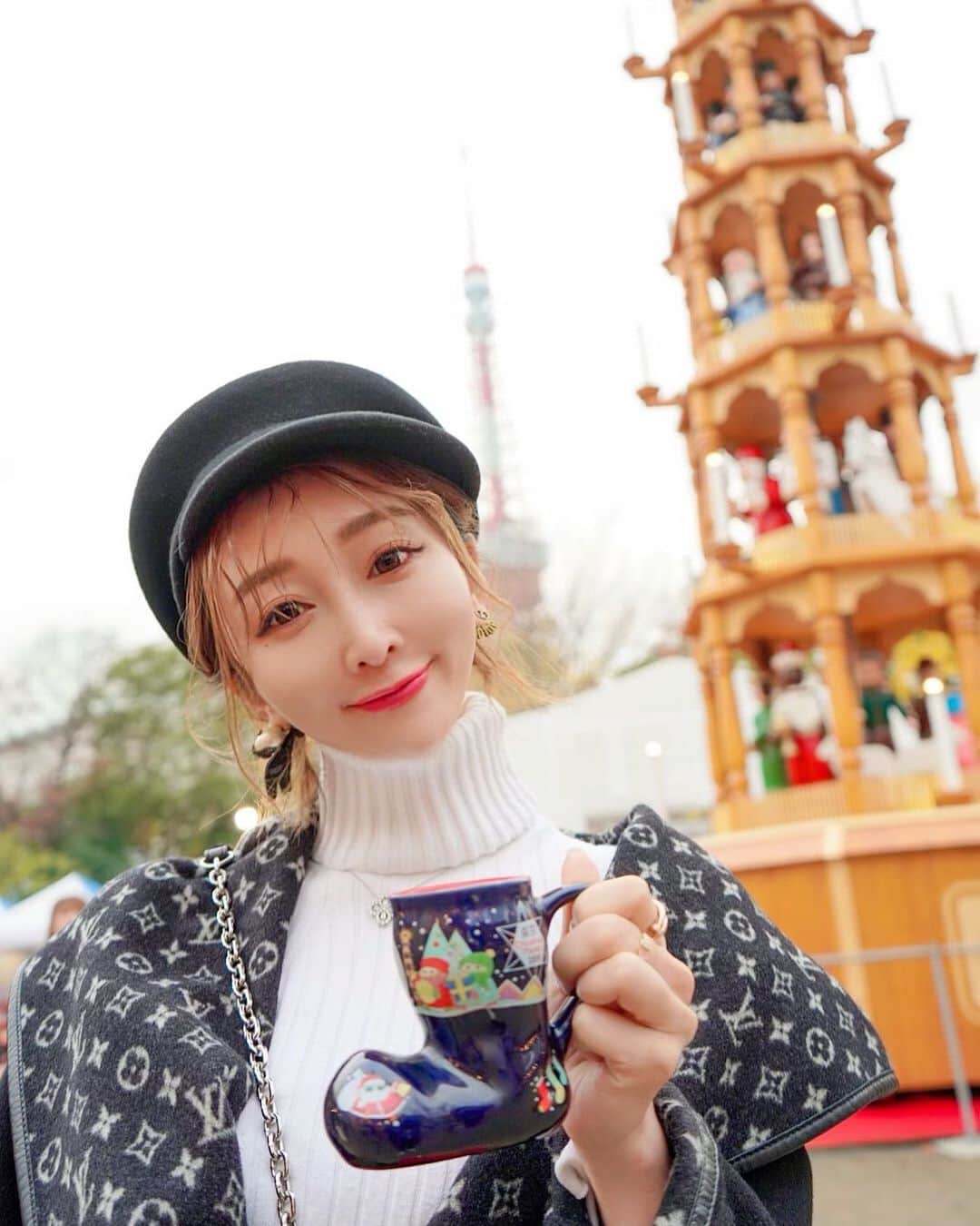 のインスタグラム：「#クリスマスマーケット  にお散歩しに行った🎄🤩 ・ 可愛い🎅さんの靴で ココア飲みました😘 ・ このコップはお持ち帰りしておうちの クリスマス🎄の飾り付けアイテムに加わりました☺️❤️ ・ 後ろにチラッと東京タワー🗼😋」