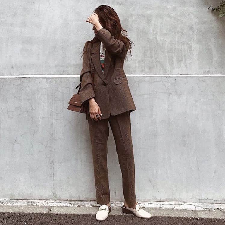 SHEL'MAGさんのインスタグラム写真 - (SHEL'MAGInstagram)「ㅤㅤㅤㅤㅤㅤㅤㅤㅤㅤㅤ ㅤㅤㅤㅤㅤㅤㅤㅤㅤㅤㅤㅤㅤ 上品かつ柔らかい印象♡ イットなお洒落スタッフ 山口恵利奈さんに学ぶ ブラウンスタイル特集 ━━━━━━━━━━━━━━━━━ ㅤㅤㅤㅤㅤㅤㅤㅤㅤㅤㅤㅤㅤㅤㅤㅤㅤㅤㅤㅤㅤㅤㅤㅤㅤㅤ この冬もまだまだトレンドカラー、ブラウン・ベージュ。スタイリングにこっくりとした深みと柔らかさをプラスしてくれるカラーは、女の子らしい空気感にぴったり。 ㅤㅤㅤㅤㅤㅤㅤㅤㅤㅤㅤㅤㅤ 今回はブラウンコーデがお得意な MOUSSYスタッフ 山口恵利奈さんが今の季節に最適なスタイリングをご紹介✨ ㅤㅤㅤㅤㅤㅤㅤㅤㅤㅤㅤㅤㅤ ━━━━━━━━━━━━━━━━━ #MOUSSY #ブラウンコーデ」12月13日 15時41分 - sheltter_mag