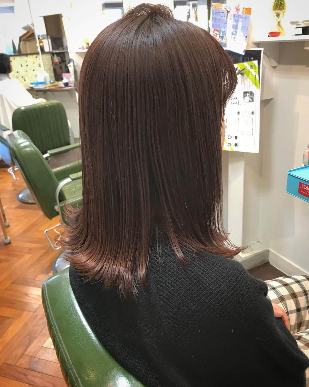 井上花実のインスタグラム：「髪質改善してもうすぐ2ヶ月、まだキレイだったので毛先だけ外ハネ💘 この冬、暖色にする人が多いです💫ピンクロブ🥰 color.treatment / ¥12,800(+tax) 仕上げのオイルは#ダヴィネス #オーセンティックオイル です🌿 : #ロンゴガール#ロンゴロンゴ#武雄美容室#武雄#武雄市#佐賀#佐賀美容室#イルミナ#イルミナカラー#武雄美容室ロンゴロンゴ#アプリエ#アプリエカラー #外ハネ#ミディアムヘア#外国人風#外国人風カラー#イルミナコーラル#ロブ#ピンクベージュ #hair#hairstyle#haircolor#fashion#コーラルピンク#ベージュカラー#暖色カラー#冬カラー#ナチュラルカラー」