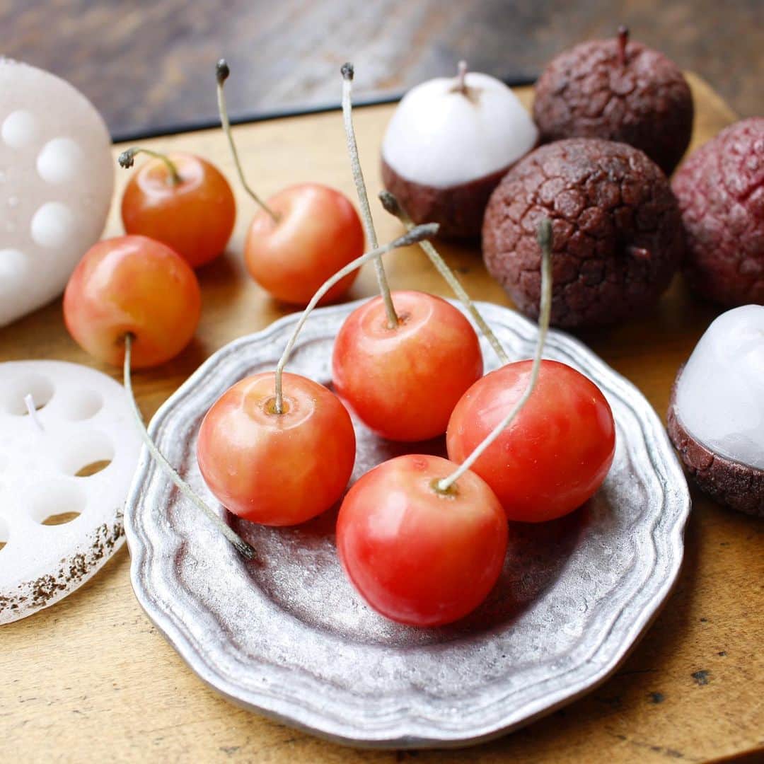 手紙社さんのインスタグラム写真 - (手紙社Instagram)「【12/11〜12/25 兼島麻里『野菜と果物のキャンドル』出版記念フェア & 12/14（土）9:30〜デモンストレーション〜林檎・洋梨のキャンドルができるまで〜　at 本とコーヒー】﻿ ﻿ 寄って写真を撮っても、実際に手に取って見ても、もはや本物にしか思えない、『野菜と果物のキャンドル』（誠文堂新光社）の著者・兼島麻里さんのキャンドル。明日12/14（土）9:30〜は、ご本人によるデモンストレーションの会を開催します。皆さんの目の前で作っていただくのは林檎と洋梨のキャンドル。赤の濃淡で熟れた表情をつける方法や、本物らしく皮の粒々をつける方法などたっぷりと教えていただきます。﻿ ﻿ ご自宅で洋梨が作れるキットのお土産つきなので、今年のクリスマスは自作のキャンドルに炎を灯して過ごしてみるのはいかがですか？　兼島さんに質問をしたい方も、目の前で実物そっくりのキャンドルが出来上がる様子ををご覧になりたい方も、ぜひ気軽にご参加ください。﻿ ※申し込み締め切りは12/13(金)23:59までです。 ﻿ 詳しくは▶︎プロフィールページのリンク「手紙社公式Webサイト」EVENT INTRODUCTION」→「兼島麻里『野菜と果物のキャンドル』出版記念」へ﻿ ﻿ #手紙社 #手紙舎 #本とコーヒーtegamisha #兼島麻里　#野菜と果物のキャンドル #誠文堂新光社 #キャンドル  #デモンストレーション #クリスマスプレゼント  @ballarecandle﻿ ﻿ ＜そのほか本とコーヒー開催イベント＞﻿ ◎12/21（土）永岡 綾『週末でつくる紙文具』WS～A5サイズのカルトン～﻿ ◎12/25（水）tico moonクリスマス スペシャルライブ﻿ ◎1/10（金）出張「帆帆魯肉飯」」12月13日 15時38分 - tegamisha