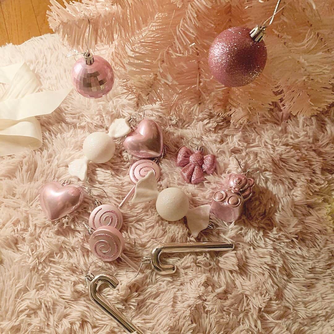 のインスタグラム：「. もうすぐクリスマス🎄💫﻿ みなさん準備はお済みですか👯‍♀️？﻿ .﻿ repost from @____apr_o0﻿ .﻿ .﻿ #KIREIMO #キレイモ #脱毛 #全身脱毛 #脱毛サロン #kireimo_interior﻿ #美容 #美容情報 #美容部 #肌ケア #ピンク #置き画 #置き画くら部﻿ #インマイルーム #物撮り #インテリア #クリスマス #クリスマスツリー﻿ #ピンクインテリア #pinkstagram #クリスマスオーナメント #オーナメント﻿ #クリスマスツリー飾り付け #クリスマスインテリア﻿ #クリスマス飾り #キラキラ #ロリポップ #ピンクツリー #ゆめかわいい #ゆめかわ」