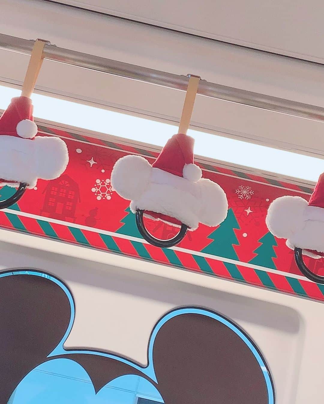 恋汐 りんごさんのインスタグラム写真 - (恋汐 りんごInstagram)「🎄 ❤️ 🎄 ❤️ ディズニークリスマスいぇいはわ♡ (Ｕ∩ 'ᴗ' ∩Ｕ) 白いボアのカチューシャと 白と赤のマフラーで クリスマス〜♡(Ｕ///'ᴗ'///Ｕ) ♡ シーでイッツクリスマスタイムをみたあと、ランドに移動してディズニークリスマスストーリーズをみたなの♡(Ｕ∩ 'ᴗ' ∩Ｕ) ♡ 日中は冬にもかかわらずあちはわだったのでソアリンのドリンク♡ ♡ 冬はアップル＆シナモンのホットドリンクが大好き(Ｕ*^ω^*Ｕ)🍎 ♡ 今年は大和さんとハロウィンいけなかったのでディズニークリスマスしてきたよ(Ｕ∩ 'ᴗ' ∩Ｕ)♡ ツーショットも追ってのせまるね (Ｕ*^ω^*Ｕ)♡ 🎄 #disneysea  #disneyland  #disneychristmas  #恋汐りんご」12月13日 15時45分 - sioringogo