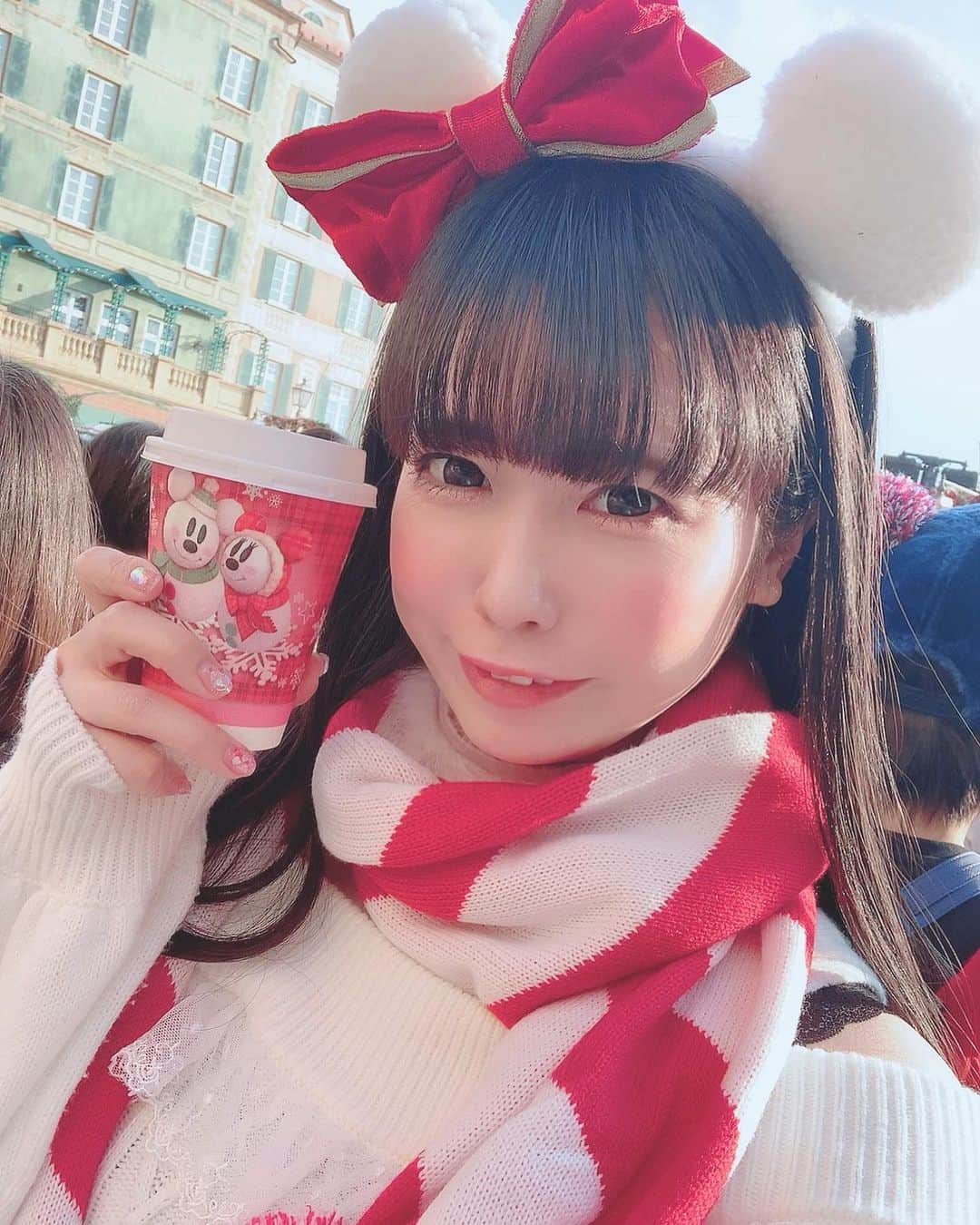 恋汐 りんごさんのインスタグラム写真 - (恋汐 りんごInstagram)「🎄 ❤️ 🎄 ❤️ ディズニークリスマスいぇいはわ♡ (Ｕ∩ 'ᴗ' ∩Ｕ) 白いボアのカチューシャと 白と赤のマフラーで クリスマス〜♡(Ｕ///'ᴗ'///Ｕ) ♡ シーでイッツクリスマスタイムをみたあと、ランドに移動してディズニークリスマスストーリーズをみたなの♡(Ｕ∩ 'ᴗ' ∩Ｕ) ♡ 日中は冬にもかかわらずあちはわだったのでソアリンのドリンク♡ ♡ 冬はアップル＆シナモンのホットドリンクが大好き(Ｕ*^ω^*Ｕ)🍎 ♡ 今年は大和さんとハロウィンいけなかったのでディズニークリスマスしてきたよ(Ｕ∩ 'ᴗ' ∩Ｕ)♡ ツーショットも追ってのせまるね (Ｕ*^ω^*Ｕ)♡ 🎄 #disneysea  #disneyland  #disneychristmas  #恋汐りんご」12月13日 15時45分 - sioringogo