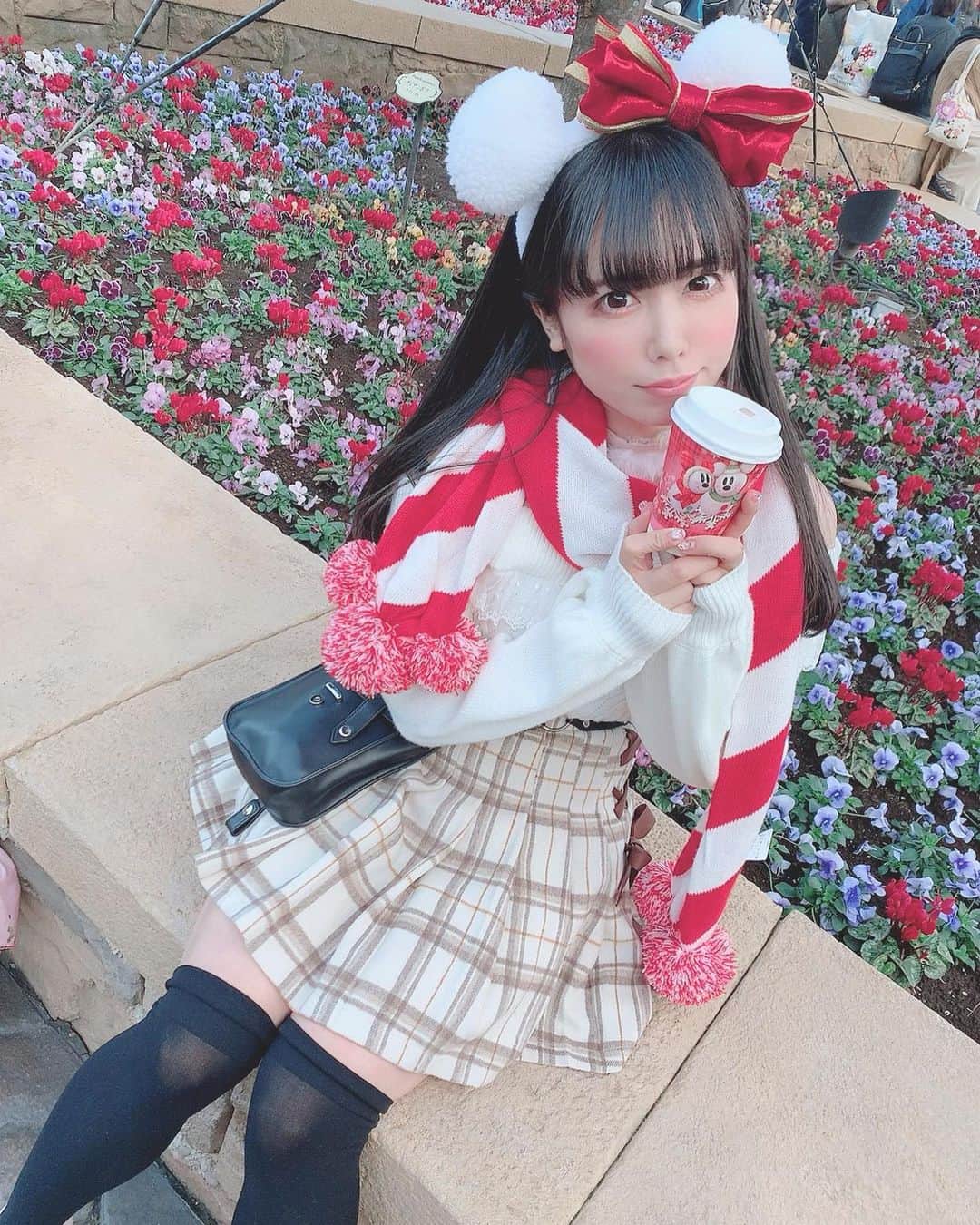 恋汐 りんごさんのインスタグラム写真 - (恋汐 りんごInstagram)「🎄 ❤️ 🎄 ❤️ ディズニークリスマスいぇいはわ♡ (Ｕ∩ 'ᴗ' ∩Ｕ) 白いボアのカチューシャと 白と赤のマフラーで クリスマス〜♡(Ｕ///'ᴗ'///Ｕ) ♡ シーでイッツクリスマスタイムをみたあと、ランドに移動してディズニークリスマスストーリーズをみたなの♡(Ｕ∩ 'ᴗ' ∩Ｕ) ♡ 日中は冬にもかかわらずあちはわだったのでソアリンのドリンク♡ ♡ 冬はアップル＆シナモンのホットドリンクが大好き(Ｕ*^ω^*Ｕ)🍎 ♡ 今年は大和さんとハロウィンいけなかったのでディズニークリスマスしてきたよ(Ｕ∩ 'ᴗ' ∩Ｕ)♡ ツーショットも追ってのせまるね (Ｕ*^ω^*Ｕ)♡ 🎄 #disneysea  #disneyland  #disneychristmas  #恋汐りんご」12月13日 15時45分 - sioringogo