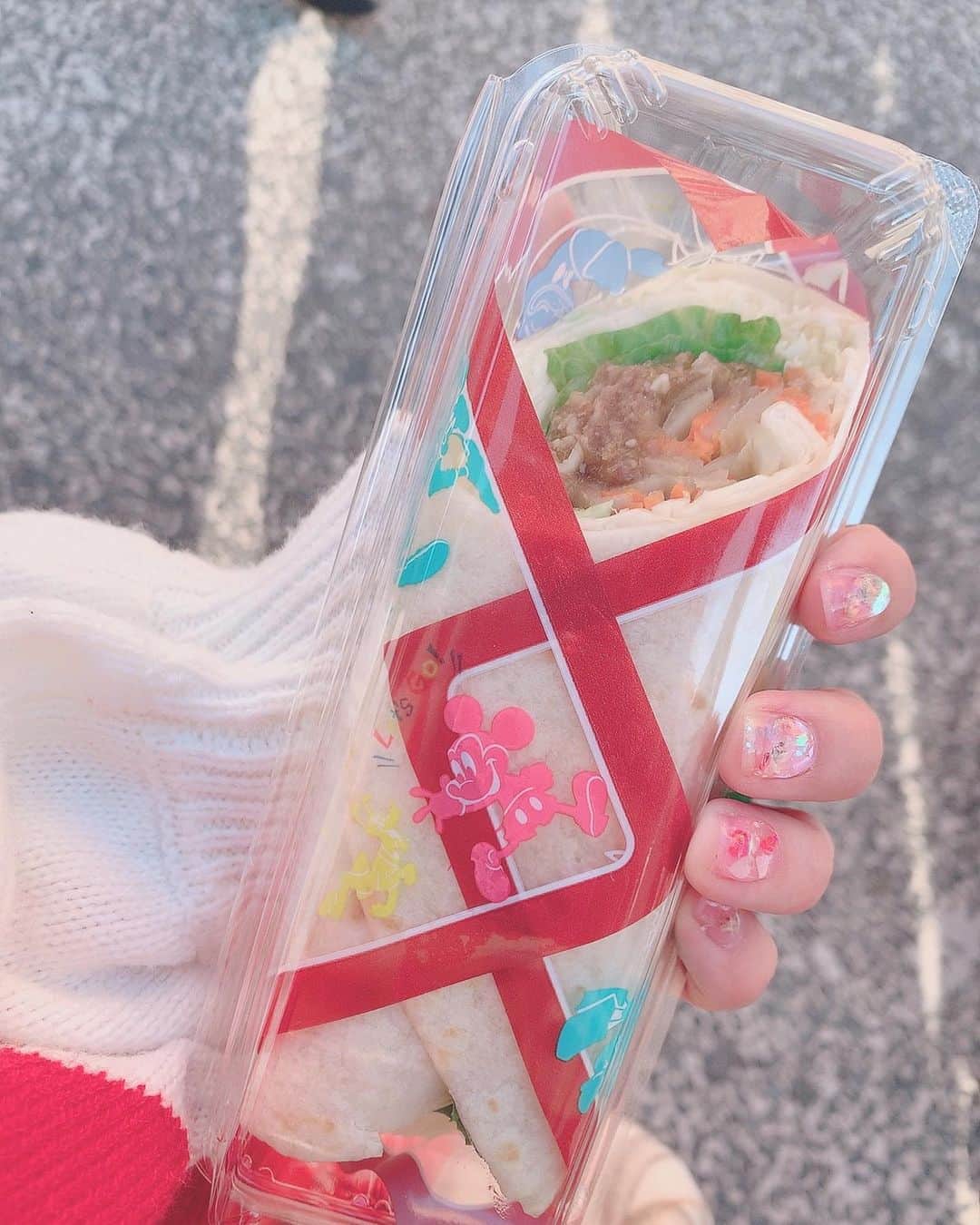 恋汐 りんごさんのインスタグラム写真 - (恋汐 りんごInstagram)「🎄 ❤️ 🎄 ❤️ ディズニークリスマスいぇいはわ♡ (Ｕ∩ 'ᴗ' ∩Ｕ) 白いボアのカチューシャと 白と赤のマフラーで クリスマス〜♡(Ｕ///'ᴗ'///Ｕ) ♡ シーでイッツクリスマスタイムをみたあと、ランドに移動してディズニークリスマスストーリーズをみたなの♡(Ｕ∩ 'ᴗ' ∩Ｕ) ♡ 日中は冬にもかかわらずあちはわだったのでソアリンのドリンク♡ ♡ 冬はアップル＆シナモンのホットドリンクが大好き(Ｕ*^ω^*Ｕ)🍎 ♡ 今年は大和さんとハロウィンいけなかったのでディズニークリスマスしてきたよ(Ｕ∩ 'ᴗ' ∩Ｕ)♡ ツーショットも追ってのせまるね (Ｕ*^ω^*Ｕ)♡ 🎄 #disneysea  #disneyland  #disneychristmas  #恋汐りんご」12月13日 15時45分 - sioringogo