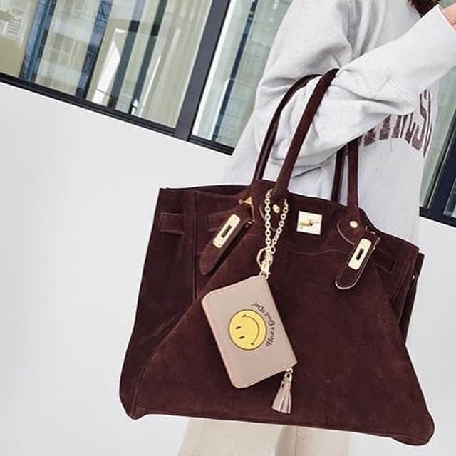 トライセクトさんのインスタグラム写真 - (トライセクトInstagram)「【lappartement】﻿ ﻿ with smile purse.﻿ ﻿ #lappartement#fashion#new#purse#smile #bag #leather #fashionphoto ﻿ ﻿ ﻿ ©︎ハーベイ・ボール・ワールド・スマイル財団」12月13日 15時45分 - baycrews