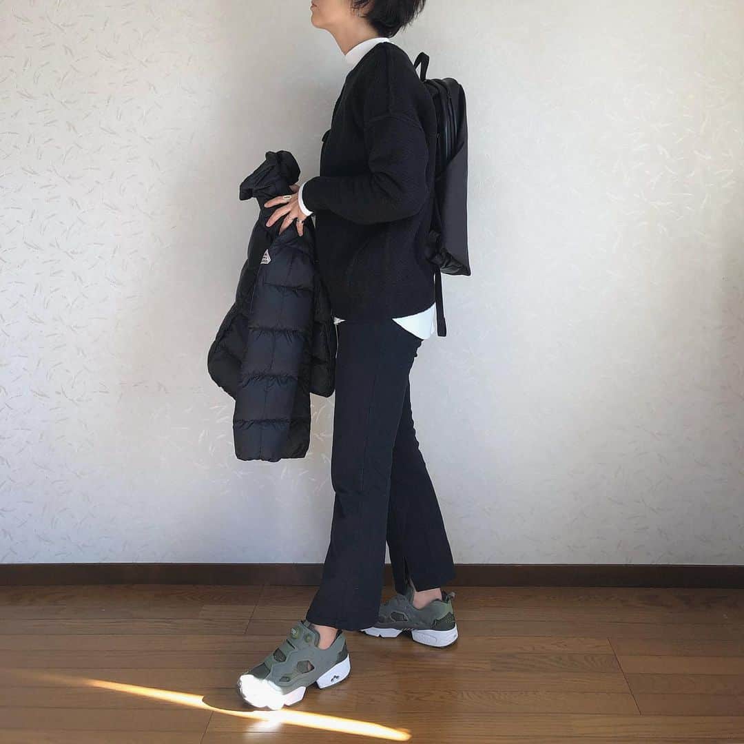 のインスタグラム：「歩きながらスーパーカップを食べている女性を見かけて やるな！ と思いました。 . . . . 先日、着回しについての質問などをいただいたので 着回しコーデを多くpostしていこうかと思っています🙏 . . . あと、ヘアスタイル可愛いーとか真似して切りますーとか とても嬉しかったです🥺ありがとうございます♡ . . . Knit#miette @miette.jp  pants#canaljean #nikoand @canaljean @nikoand_official . . . モード感のあるガーターニットの着回し🙆‍♀️ . . . . #fashion #code #locari #reebok #instagood #instafashion #pompfury #miette_jp #miette_style #ミエット #ポンプフューリー #ニコアンド #キャナルジーン #モノトーンコーデ #ハイテクスニーカー #ニットパンツ #ママコーデ #ママファッション #着回し術 #wear更新」