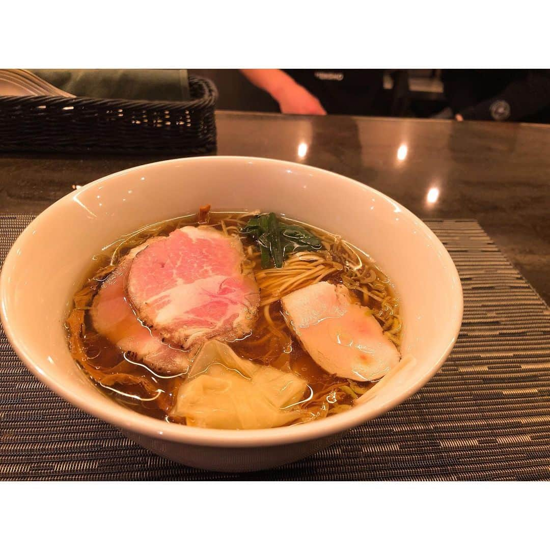 山本里菜さんのインスタグラム写真 - (山本里菜Instagram)「. サンジャポのラーメン大好きディレクターに教えて頂いた美味しい美味しいラーメン🍜🧡 . 繊細な味のスープと小麦の香りがふわっと広がる麺が本当に最高でした。 . これはリピート確定。 . #ラーメン #MENSHO #護国寺 #醤油ラーメン」12月13日 15時58分 - rinayamamoto_0622