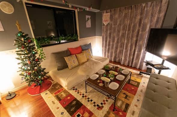 Space Marketさんのインスタグラム写真 - (Space MarketInstagram)「【mysa新宿】  スペースマーケットではクリスマスパーティーにぴったりな装飾済みスペースも多数掲載しています。  お部屋をクリスマスツリーと間接照明でムードたっぷりにデコレーション。室内バルコニーもあるスペースです。 ． #スペースマーケット #スペマ #spacemarket #レンタルスペース東京 #クリスマスインテリア #インテリア #インテリア好き #部屋作り #のんびりまったり #おしゃれさんと繋がりたい #暮らしの空間 #シンプルインテリア #クリスマスパーティー　#部屋作り #myroom #空間コーディネート #ボドゲ会 #ていねいな暮らし #暮らしを楽しむ #忘年会　#クリスマスツリー #屋内イルミ #女子会 #模様替え #ママ友会 #映画観賞会 #コスプレパーティー #クリスマスデート #室内バルコニー  #ホムパ #間接照明」12月13日 15時55分 - spacemarketjp