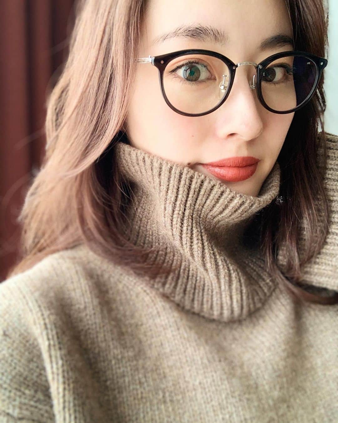 小祝麻里亜のインスタグラム：「【おすすめのプチプラコスメ】の質問がきていたのに、かなーり遅くなりました😭🙏 私はコスメだったら、リップばかり買い足してしまうので、今回はおすすめのプチプラリップ(口紅)💄をご紹介させてください🙆‍♀️✨ ． iPhoneのポートレートモードで撮影、加工は一切なしなので、実際の色に近いと思います！まず私がつけている、メイベリンのリップから。  2枚目写真左 【メベリンのカラーセンセーショナルリップスティックB 05】 ✔︎深い赤だけど、ちょっと柿色が混ざっているので今っぽい赤リップ🍎 ✔︎発色◎少しつけただけでかなり色が乗るので、付け方注意。 ✔︎テクスチャーはマットなので乾燥しやすめ。 ． 続いて2枚目写真右 【セザンヌのラスティングリップカラーN 504】 ✔︎トレンドのオレンジリップ🍊色味も某ブランドの人気リップのようにおしゃれ！ ✔︎取れやすい。ので、何回も塗ることをおすすめします。 ✔︎水分が適度にあり、艶っぽいテクスチャー。 ． こんな感じです☺️💕加工してないから実物の色に近いはずですが…日差しの関係で多少変わっているかもなので、気になる方はお近くのドラッグストアで見れると思います！ ． またおすすめ見つけたら、シェアしますね😊😊 ． ＿＿＿＿ #makeup #instabeauty #lipcolor  #セザンヌ #メイベリン #お気に入りコスメ #メイク #プチプラコスメ #プチプラリップ #화장품 #뷰티스타그램 #립스틱추천 #메이크업」
