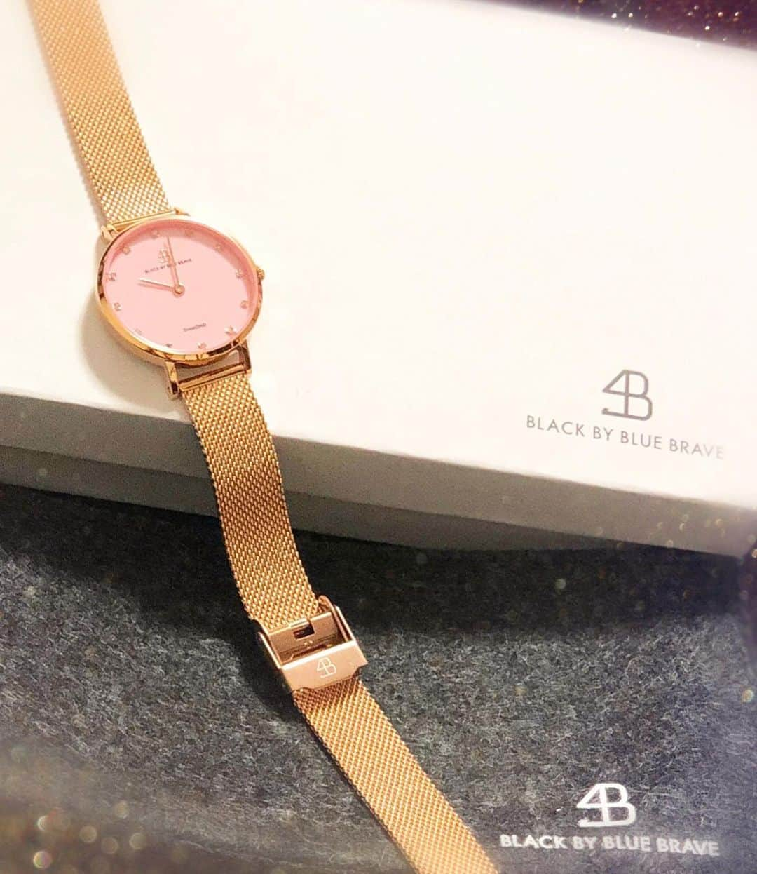 辰巳ゆいさんのインスタグラム写真 - (辰巳ゆいInstagram)「@4bwatches_japan さまからステキな腕時計が届きました💕﻿ ピンク！！﻿ ちょっと可愛らしさを入れたい時にいいですね💗﻿ ﻿ ﻿ クーポンコード﻿ 【yuitatsumi】﻿ のご使用で10パーセントオフになります！！﻿ ﻿ ﻿ #4bwatches #腕時計 #時計 #BLACK BY BLUE BRAVE﻿ ﻿ ﻿」12月13日 16時04分 - yuitatsumi