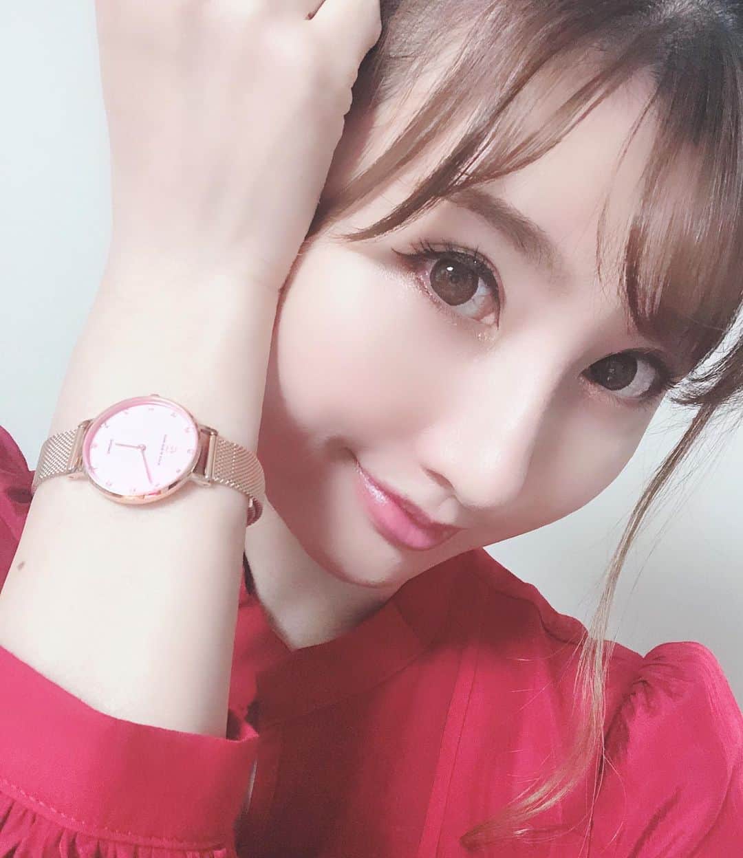 辰巳ゆいのインスタグラム：「@4bwatches_japan さまからステキな腕時計が届きました💕﻿ ピンク！！﻿ ちょっと可愛らしさを入れたい時にいいですね💗﻿ ﻿ ﻿ クーポンコード﻿ 【yuitatsumi】﻿ のご使用で10パーセントオフになります！！﻿ ﻿ ﻿ #4bwatches #腕時計 #時計 #BLACK BY BLUE BRAVE﻿ ﻿ ﻿」