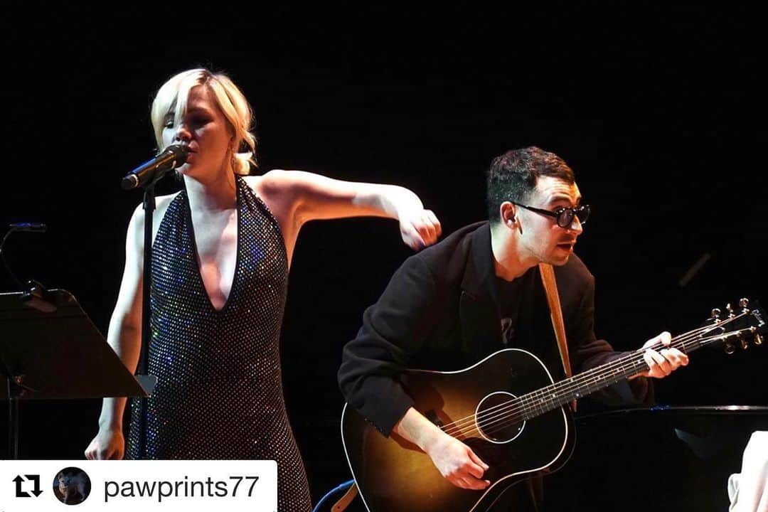 カーリー・レイ・ジェプセンさんのインスタグラム写真 - (カーリー・レイ・ジェプセンInstagram)「Types of people I love: People who convince me to go on stage to sing a brand spanking new song like it’s nothing. People who care about other people like everyone in the audience tonight who contributed to the best cause aka @allycoalition !!! People like the @dixie_chicks who remind you it’s cathartic to cry about a perfectly perfect cover of Joni Mitchell. Give it up for @jackantonoff for making this night come together and all the love in that damn room. Thanks @pawprints77 -I stole your pic. 😉」12月13日 16時04分 - carlyraejepsen