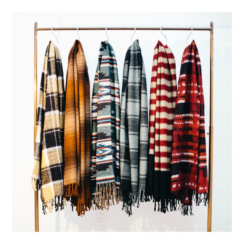 のインスタグラム：「. journal standard Furniture/ACRYL BLANKET . 毎シーズンご好評頂いているjournal standard Furnitureのオリジナルブランケット。 コスト パフォーマンスに優れた価格と、全6種類のパターン、小ぶりなサイズ感が人気です。 寒い日はストールやマフラーとして。お部屋の中ではチェアやベンチのひざ掛けにおすすめです。 #journalstandardfurniture」
