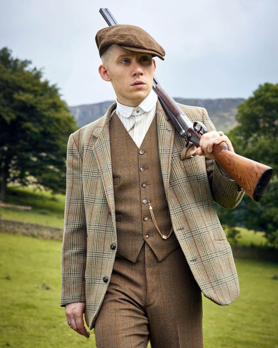 WATCHMANIAさんのインスタグラム写真 - (WATCHMANIAInstagram)「Few shows over the past decade have had as great an impact on British men’s style as Peaky Blinders. A Twenties-inspired look typified by heavy fabrics, cropped trousers, sturdy boots and baker boy caps, Cillian Murphy's portrayal of a nattily-dressed ganglord continues to grip style habits both on the high street and across high fashion. #peakyblinders #johnshelby」12月13日 16時08分 - watchmania