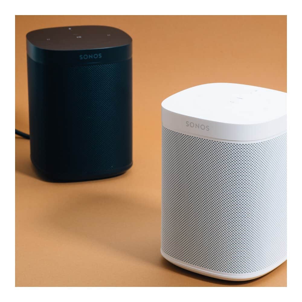 のインスタグラム：「. SONOS/ONE . 音質に定評のあるアメリカのオーディオメーカー『Sonos （ソノス）』。 小型サイズの"One"はサウンドバーとサラウンドシステムを搭載し、ハンズフリー操作にも対応するハイスペックを兼ね備え、無駄を削ぎ落としたシンプルなデザインは置く場所を選ばず贈り物に喜ばれること間違いなし。 #journalstandardfurniture#SONOS」