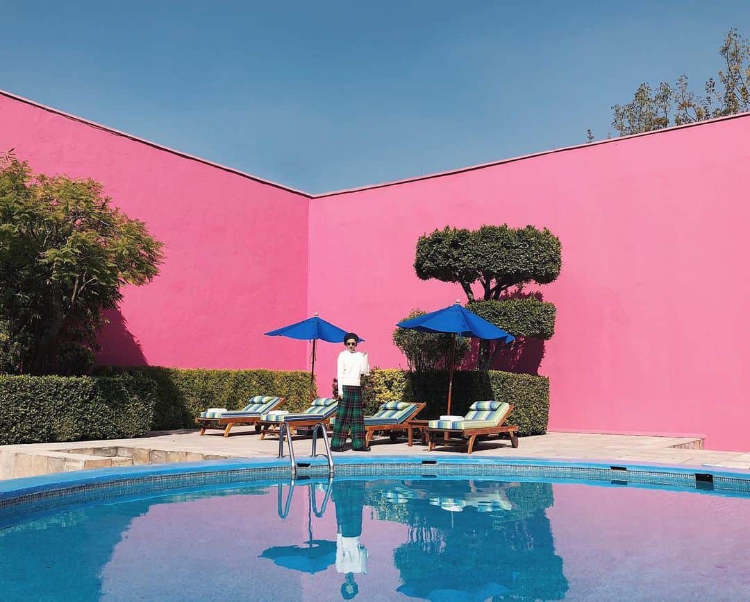 花井瑠美のインスタグラム：「建築家リカルド・レゴレッタによるホテル。 メキシコの建築家ルイス・バラガンの色使いが大好きで私のお家の壁紙もpink♡ 本物の色彩感覚を観れて感動🥺  プールに映る自分と同じように目の前にいる人は自分の鏡。 自分が求める事は相手も同じ。 相手に"なんで？"って求めてしまいがちだけど、お互い同じようにそう思ってるもの。 人間関係は、家族や仕事、恋愛や友達、相手がいるから成立して自分だけではないから。  まず自分から先に自分の求める事をしたり、自分の考え方を変える事が、結果自分自身が成長出来きるから1番自分へのご褒美になる💞  解ってても難しかったり感情があるから中々コントロールがしづらいけど、お互いの為でも自分の為にもなるならhappyになる思考と言葉を発するうちに自然と習慣化されるまで頑張るところは、そこ✨  #mexico🇲🇽 #Mexicocity#caminorealpolanco #luisbarragan#luxuryhotel  #海外旅行#旅」