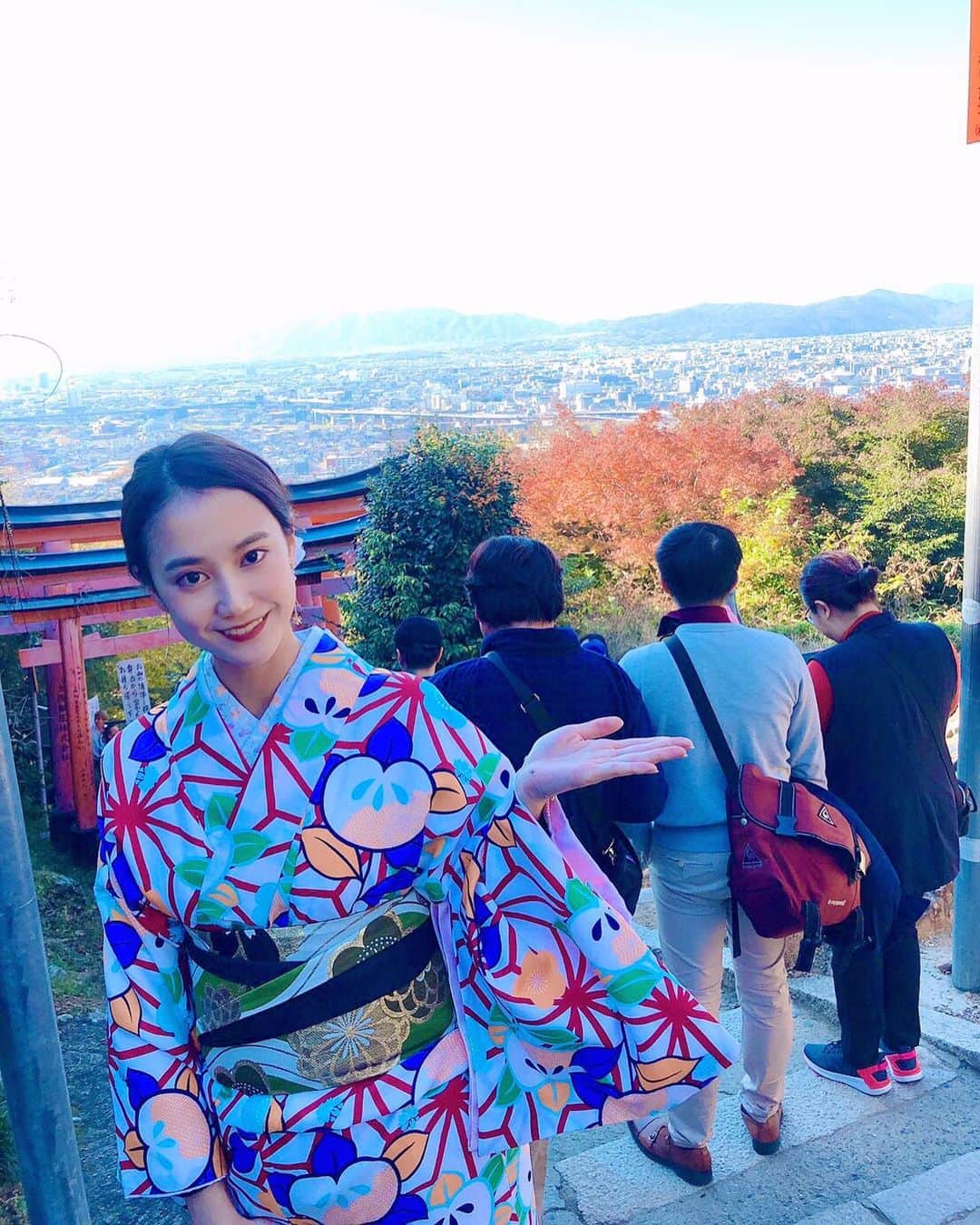 のインスタグラム：「京都市伏見区#伏見稲荷大社 (スライドして下さい) Locatin Kyoto Japan Fushimi Inari Taisha (Swipe)  2019.11.23  娘と行った伏見稲荷大社⛩1枚目、ココまで着物で登ってる人は見かけなかったです😁💦ちなみにココは頂上ではありません。頂上はあと半分くらいありました。  #神社仏閣  #寺院仏閣  #日本の絶景  #美しい日本  #日本庭園  #絶景delic  #そうだ京都行こう  #鳥居  #japanesetemple  #japanesegarden  #toriigate  #torii  #fushimiinari  #look_japan  #total_asia  #otonatabi_japan  #jalan_travel  #special_spot_  #nippon_lovers  #wu_japan  #igbest_shots  #nipponpic  #earth_superior  #amazing_shotz  #bestphoto_japan  #explorekyoto」