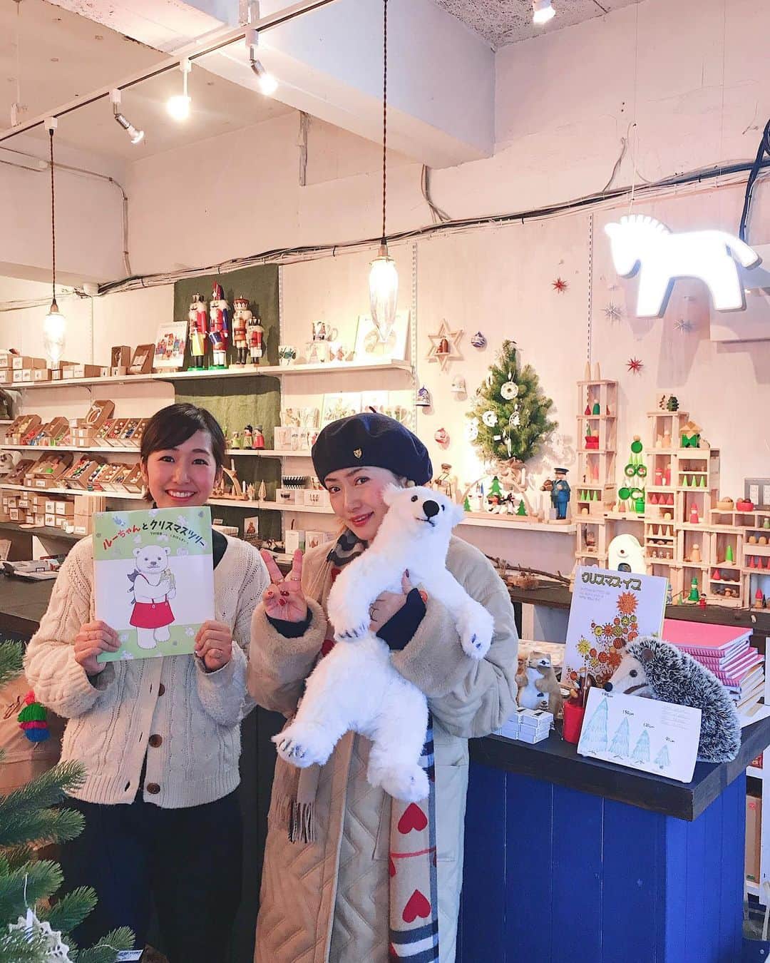 D[di:]さんのインスタグラム写真 - (D[di:]Instagram)「今日は、札幌のオシャレ新名所、#庭ビル にある、絵本とおもちゃの専門店　ろばのこ　へ﻿ ﻿ 1. 『ルーちゃんとクリスマスツリー』を店内の特等席に、こんな可愛いく💕ディスプレイしてくださってます🎄﻿ でーこ感激〜😭✨﻿ ﻿ 2.庭ビル、どのお店もイケてた…﻿ ﻿ 3.ろばのこさん、店内クリスマス🎄🤶🎅祭り😆かわいいものだらけで、大量買いしたい衝動を、いまは我慢‼️﻿ たのしみは来年に﻿ ﻿ 4.入ってすぐの、クリスマスコーナーにも🤶﻿ ﻿ 5.6.数日前にご飯した、ナギー編集員が総力編集してる#HO の別冊に、ろばのこさんが載っており、﻿ ﻿ 7.表紙になっちゃってた店員の藤田さん！にも会っちゃた。むちゃくちゃかわいいしとで、こりゃ、藤田さん目当てでくるお客様多そうである﻿ ﻿ 8.一緒にパチーリ！﻿ レジ横に、ルーちゃんと一緒にディスプレイしてくださってた、ルーちゃんぱぱみたいなぬいぐるみが…可愛すぎて﻿ 誘拐したくなる﻿ ﻿ #クリスマス絵本﻿ #ルーちゃんとクリスマスツリー﻿ #ろばのこ﻿ #kidsbook﻿ #picturebook﻿ #christmasbook﻿ #親子で読んでほしいな﻿ #札幌が知らんウチにオサレになっている #札幌駅から歩いたら思いの外遠く…札幌の地下鉄の間隔は東京の一駅とは違いだいぶ間があるようだ」12月13日 16時15分 - deeth