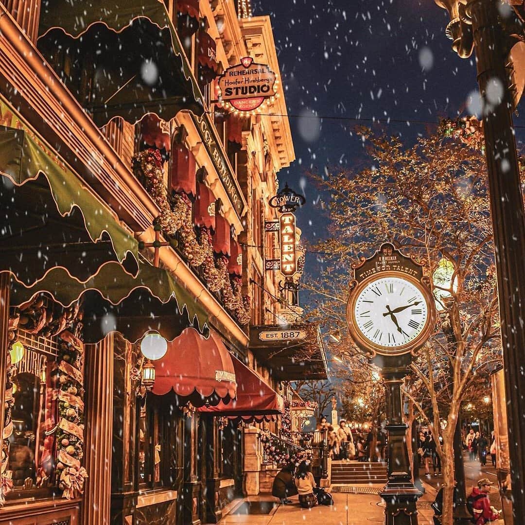 東京ディズニーリゾートさんのインスタグラム写真 - (東京ディズニーリゾートInstagram)「Will it be a white Christmas? ホワイトクリスマスになりますように🎄❄️ (Photo:@syuta_disney_1029)  #disneychristmas #americanwaterfront #tokyodisneysea #ディズニークリスマス #アメリカンウォーターフロント #東京ディズニーシー #東京ディズニーリゾート  これからもゲストのみなさんの写真をご紹介します。 #tokyodisneyresort などをつけて投稿してくださいね。詳しくは公式ブログでご案内しています。 https://www.tokyodisneyresort.jp/blog/151005/」12月13日 16時24分 - tokyodisneyresort_official