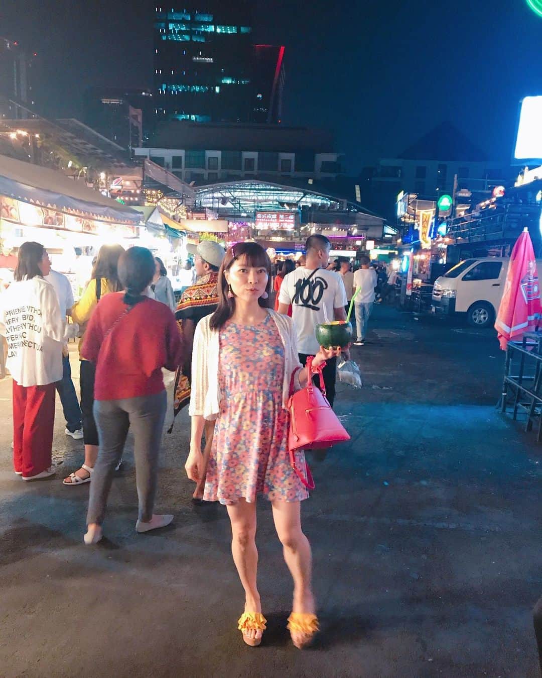 DJ MIYAさんのインスタグラム写真 - (DJ MIYAInstagram)「はろぉ❤️(^ ^)タイ・バンコクがますます今回の旅で大好きになっちゃったーぁ❤️ . 「タラート・ロットファイ・ラチャダー ナイトマーケット」の写真だょ❤️ .  3日目の夕飯は、Bangkokのナイトマーケットの鉄道市場ラチャダーにて🚃❤️ . 屋台でごはん好きー！！！ それに、西瓜スイカ🍉を入れ物にそのまま使ったスイカスムージー🍉めっちゃ美味しかった💗 . .  見た目もフォトジェニック！(^ ^)これで60バーツは嬉しいよねーん😃 日本円で、210円くらい？？？💗 .  そこで初めて日本人発見して、外人のフリしちゃった笑 . .  I went trip to Bangkok lastweek so many pics one by one my ordinary and in trip to post on social media selected pics of my journey  when I took a pic at Train Night Market Ratchad.there's nearby my Hotel,15minutes by taxi. .  I ate seafood platter in the market ,that's fantastic yummy shrimp and crub with TOMYAMKUNG❤️and ate water melon smoothie that's photogenic my recommend drink. .  屋台マーケットのガヤガヤした雰囲気で食べる海老が🦐最高だったーあ❤️ (o^^o)あと見たことのない変な貝も🐚笑 . . . ナイトマーケット、めっちゃ混んでて活気があって楽しすぎた💗 . . .  #バンコク　#タイ #Bangkoknightmarket #タイ料理好き  #タイ女子旅　#タビジョ　#Bangkoktrip #トラベラー　#バンコク旅 #タイ旅行　#東南アジア旅　#旅インスタグラマー　#ひとり旅女子 #旅ブロガー　#タイ旅行記　#インスタグラマー　#バンコクホテル #バンコクグルメ　#バンコク旅行　#今日のコーデ　#今日のファッション #トムヤンクン #旅好き女子 #グルメ女子 #海外旅行  #バンコクナイトマーケット #ラチャダー鉄道市場 #マイトリップmiya #ラチャダー #ラチャダーナイトマーケット」12月13日 16時24分 - dj_miya