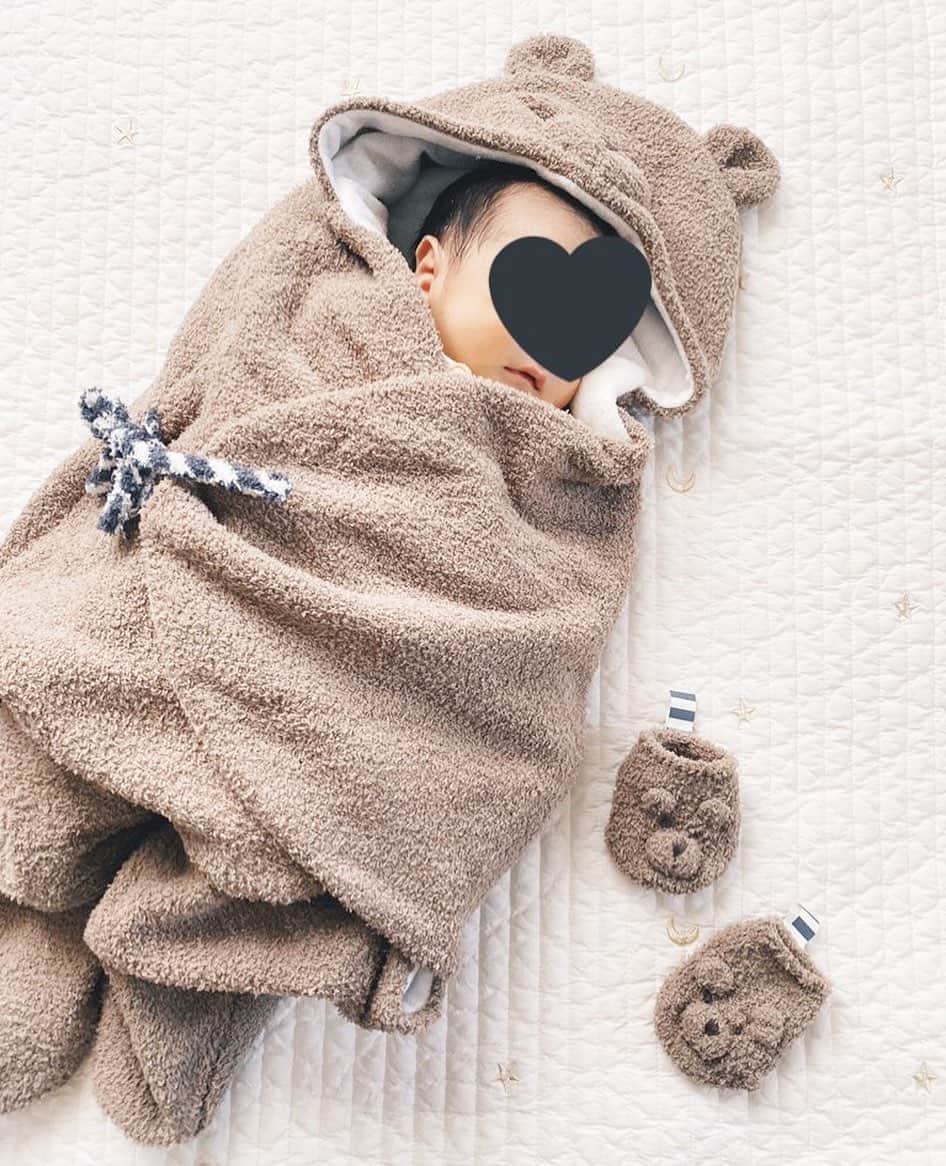 unoのインスタグラム：「同僚からいただいた出産お祝い・その1。 ジェラピケのくまさんおくるみと靴下…！ なんという可愛さ〜〜🧸💕 すっぽりモコモコに包まれる息子に萌えています。 あったかくて気持ちいいからか、息子も包まれると即寝です。笑 心のこもったプレゼント、本当に嬉しいです。 ありがとうございます！！ ㅤㅤㅤㅤㅤㅤㅤㅤㅤㅤㅤㅤㅤ #gelatopique #ジェラートピケ  #ジェラピケ #おくるみ #出産祝い」
