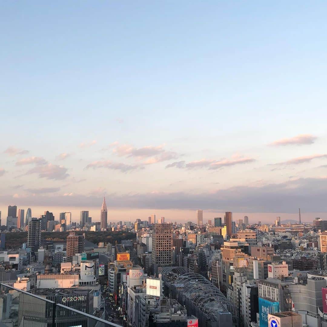 相沢奈緒さんのインスタグラム写真 - (相沢奈緒Instagram)「. #SHIBUNIWA から見た夕日が とっても綺麗だった ...❤︎ . #夕日 #渋谷 #東京 #shibuya #tokyo」12月13日 16時29分 - ___aizawanao