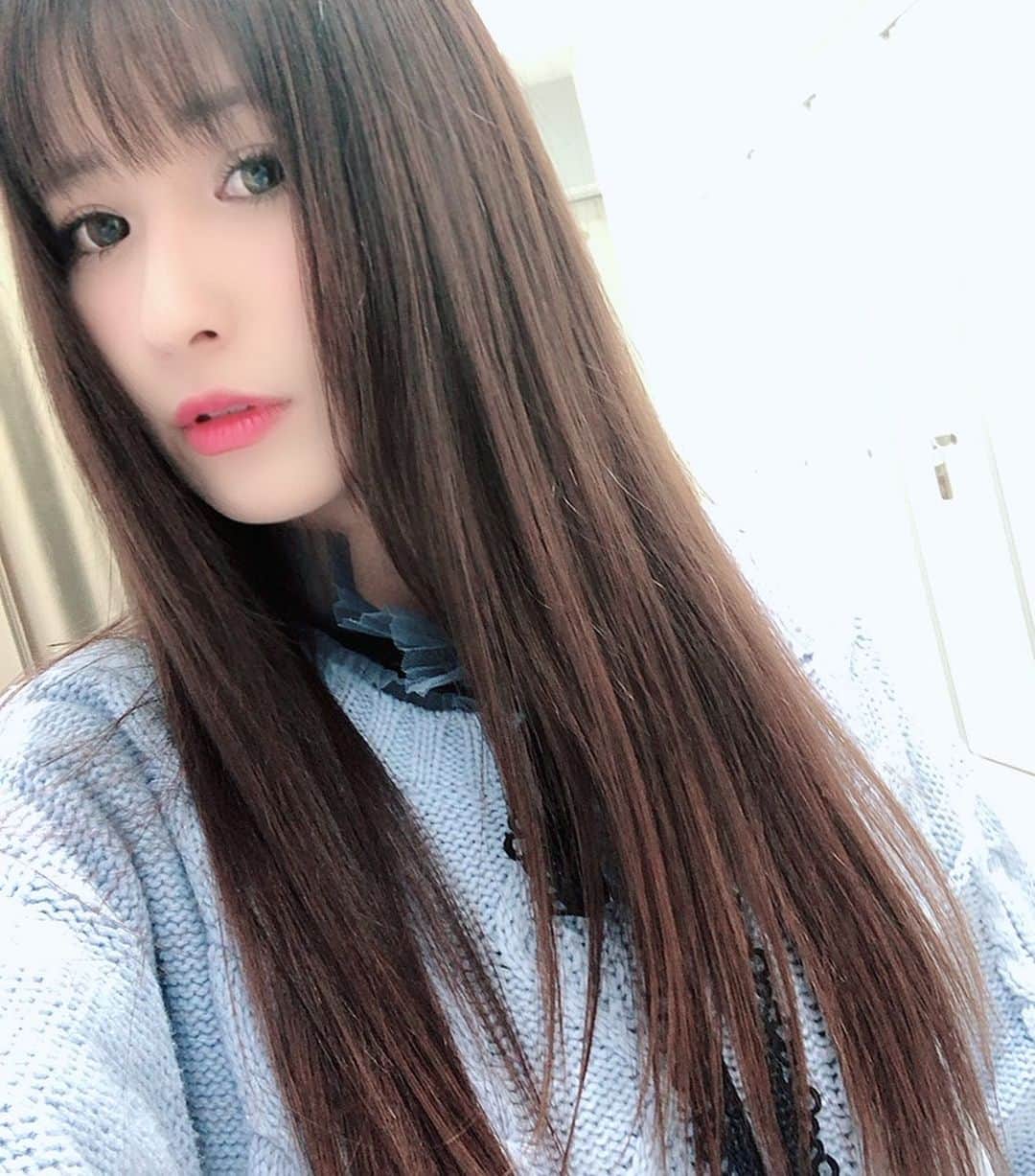 有馬綾香のインスタグラム：「銀座にあるヘアサロン 『COIFF1RST』でトリートメントしてもらったよー！  2枚目も見て😭 すごいトゥルトゥル… 感動しました！ 後で動画のストーリーも上げておこう…！ これは通う😭✨ #髪質改善トリートメント #コワファースト銀座 #coiff1rst 銀座  https://ash-hair.com/salondata/detail/341/coupon/all/」
