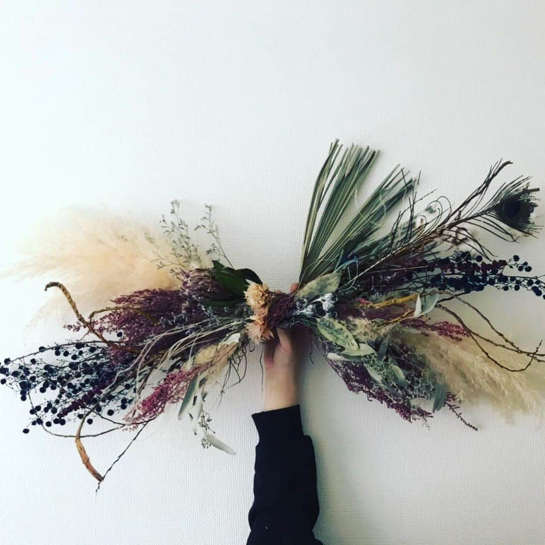 Soup.さんのインスタグラム写真 - (Soup.Instagram)「今回の【Soup.+instagramers】は、rinaさんが最近のflowerworkについて書いてくれました。気になった人は、ぜひプロフのリンクからチェックしてみて。 #flowerwork #お花 #ブーケ #ウェルカムボード #スワッグ #LOVLNAIL #EASESTUSIO」12月13日 16時50分 - soupmagazine