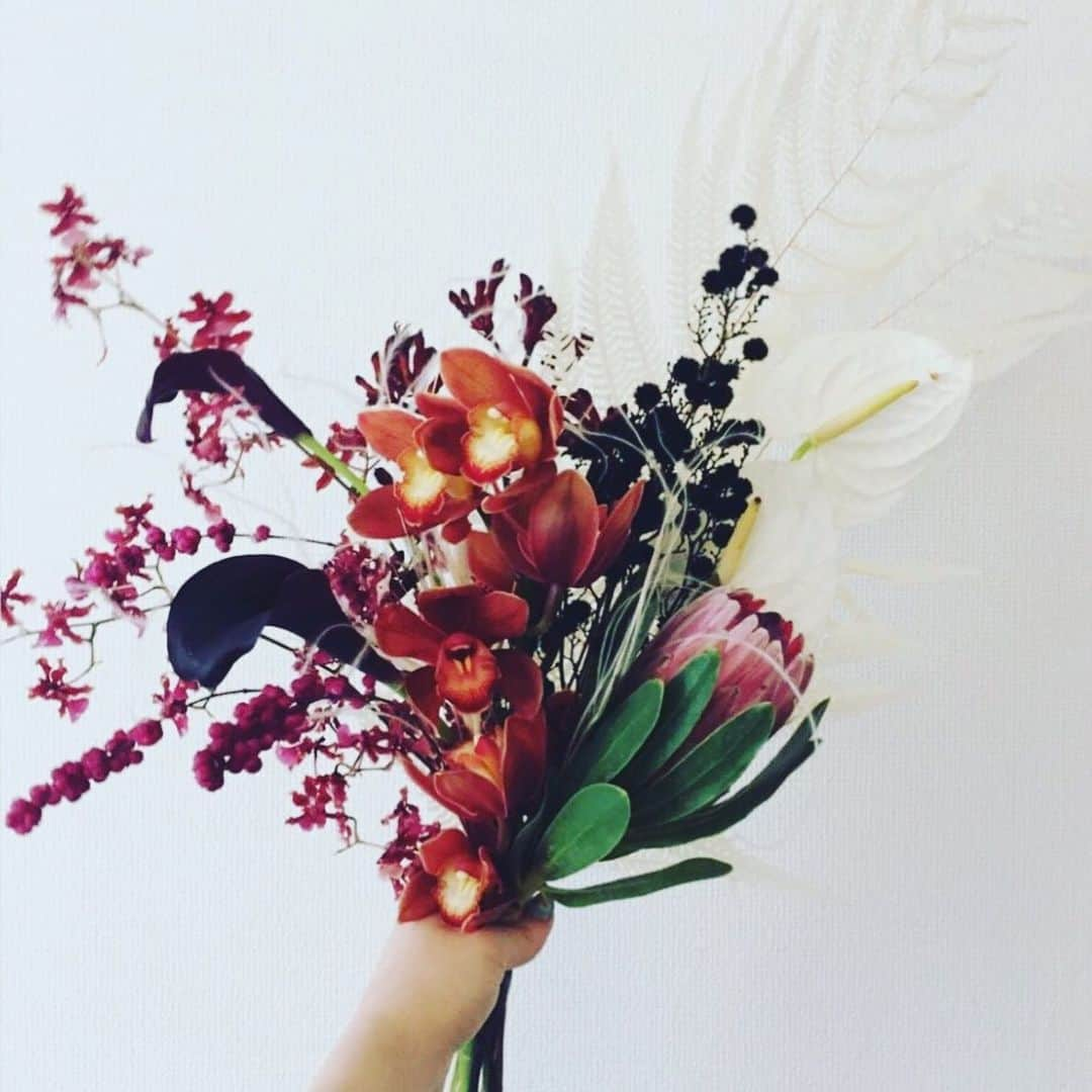 Soup.のインスタグラム：「今回の【Soup.+instagramers】は、rinaさんが最近のflowerworkについて書いてくれました。気になった人は、ぜひプロフのリンクからチェックしてみて。 #flowerwork #お花 #ブーケ #ウェルカムボード #スワッグ #LOVLNAIL #EASESTUSIO」