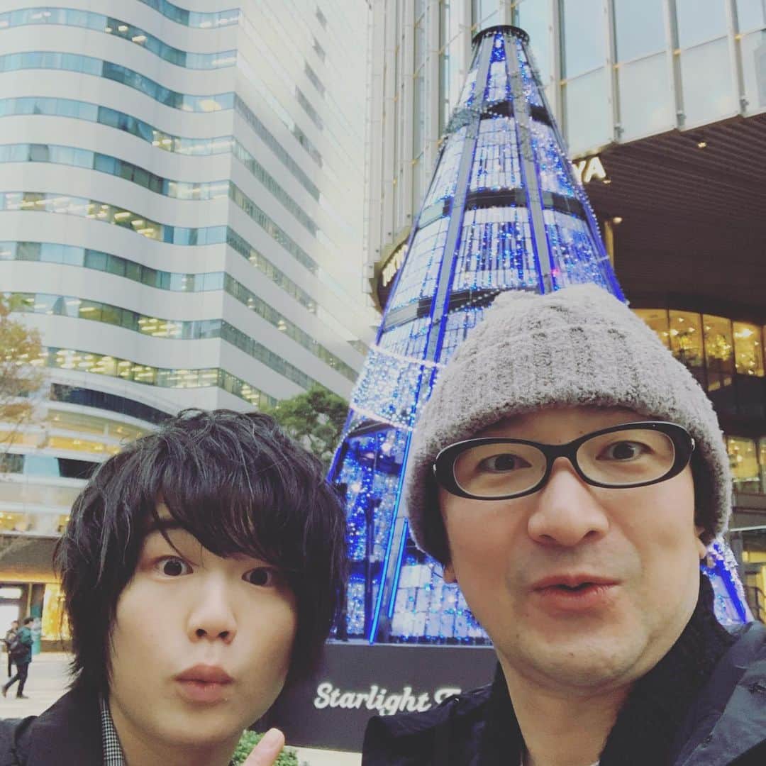 のインスタグラム：「舞台挨拶終わってフラフラしてたら『任侠学園』でご一緒した外山将平くんにばったり。写真撮ってもらった。これも引き寄せの力よね。 あ、先日、〇〇さんはひきつけの力がありますから、って言い間違えちゃった。なんか大変。」