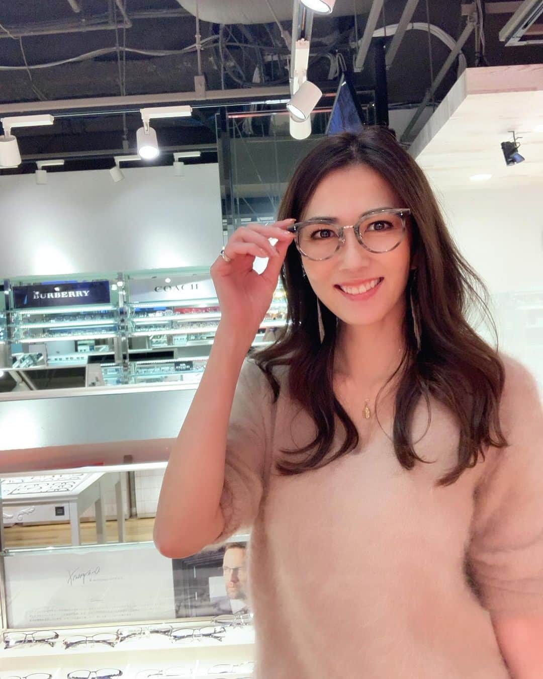 浅井香葉子さんのインスタグラム写真 - (浅井香葉子Instagram)「「OWNDAYS(@owndays_jp )」で新しく﻿ 眼鏡とサングラスを購入しました💓﻿ ﻿ 実はオンデーズを初めて知ったのは﻿ メンターに「絶対泣くから！」﻿ と、お勧めされた本﻿ 「破天荒フェニックス」が最初﻿ ﻿ こちらの商品見てみたいなー﻿ と思っていたのです﻿ ﻿ ﻿ 初めて行ったのだけど﻿ リーズナブルさとクオリティにびっくり❣️﻿ ﻿ 眼鏡はどんな度数でも﻿ フレームの表示価格のみなんですって！﻿ ﻿ その表示価格が見てびっくり﻿ 5000円代とか﻿ 1万ちょっととか﻿ リーズナボー😍﻿ ﻿ これなら何個持ってても良いな♡﻿ しかも軽くてクオリティも高い﻿ ﻿ そしてね﻿ スタッフさんの接客がこれまた素晴らしくて💕﻿ ﻿ 眼鏡をかけた時の眉毛の位置が﻿ 私はとっても気になるんだけど﻿ ﻿ 似合う形の相談や﻿ 鼻にあたる箇所の調節も﻿ 何度も何度も丁寧にしてくれるの♡﻿ 感動しました✨﻿ ﻿ サングラスはまたご紹介しまーす🕶  ___________★_____________________﻿ 「在り方・歩き方・美しい動きの魅せ方」で﻿ あなたの存在そのものを輝きにする﻿ ﻿「Life Shift Walking」﻿﻿ ﻿ 👠レッスンのご依頼は @asaikayoko ﻿ プロフィールURLから・またはDM下さい﻿ ﻿ 👠公式LINE@﻿ ID検索@asaikayokoworld﻿ . @owndays_jp #オンデーズ #owndays #サングラス #眼鏡 #眼鏡女子 #メガネ #メガネ女子 #メガネコーデ #メガネ好き #眼鏡好き #アイウェア #アイウェアコレクション #破天荒フェニックス #クリスマスプレゼント」12月13日 16時59分 - asaikayoko