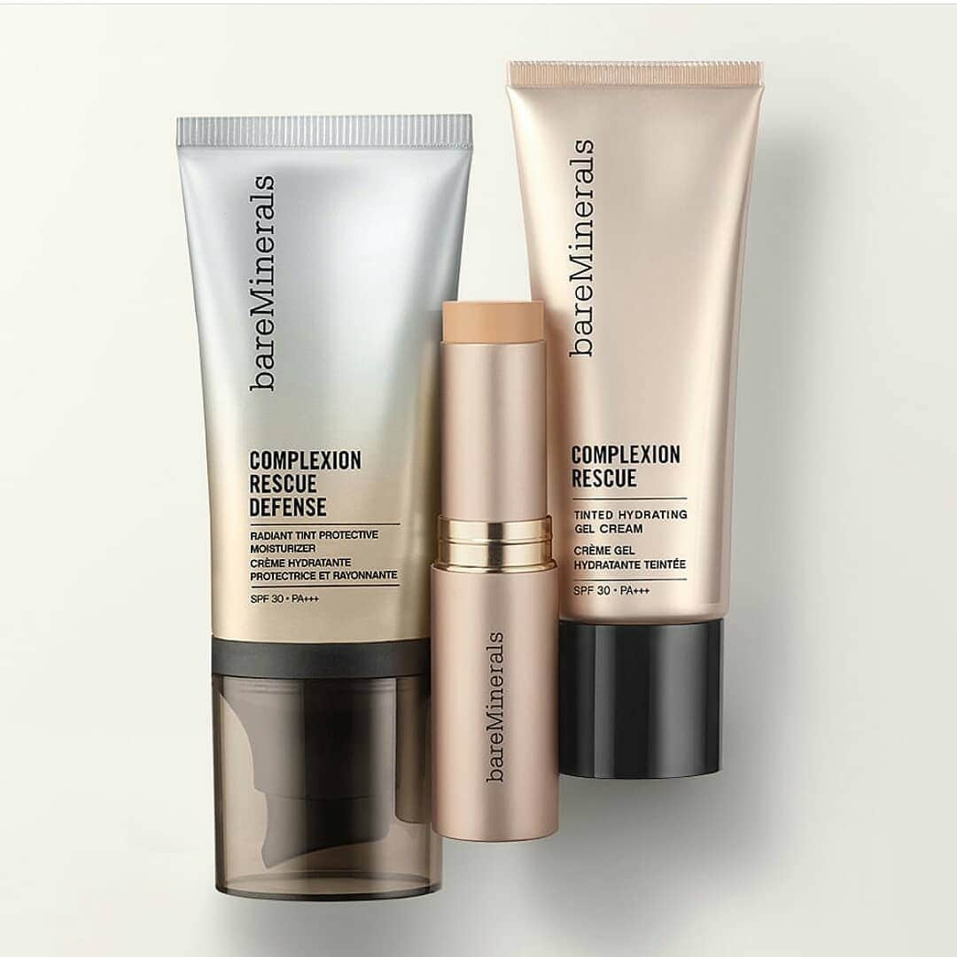 bareMinerals JPさんのインスタグラム写真 - (bareMinerals JPInstagram)「【ヘルシーな #うる密肌 を叶えてくれるアイテムたち】﻿ ﻿ 乾燥する冬だからこそ、 #ツヤ肌 にこだわりたい！﻿ みずみずしい使用感で潤いたっぷりの肌に導いてくれる #CRシリーズ 😆﻿ ﻿ 左から﻿ ◆CRディフェンスモイスチャライザー﻿ 4,800円(税抜)﻿ 乾燥はもちろん、紫外線、ブルーライト、大気汚染から肌を守ってくれる多機能モイスチャライザー。﻿ 保湿乳液、日焼け止め、下地がこれ１つで完了します🌟﻿ ﻿ ◆CRハイドレイティングファンデーション スティック﻿ 4,200円(税抜)﻿ 水系成分を30％以上含む、ウォーターベースのスティックファンデーション。﻿ 二週間使用後には、肌の水分量が約2.5倍アップするほど潤いを与えてくれます🌿﻿ ﻿ ◆CRティンテッドジェルクリーム﻿ 3,800円(税抜)﻿ ミネラルイオンジェルフォーミュラを採用し、乾いた肌のすみずみにみずみずしさを届けてくれる高機能ベースメーク。﻿ これ一本で下地、ファンデーション、UVケア、スキンケアまで叶えてくれるから、旅行にもぴったり💓﻿ ﻿ #ベアミネラル #bareminerals﻿﻿ #みずごこちファンデ #みずごこち﻿ #ファンデーション #ファンデ #ミネラルファンデーション #ミネラルコスメ﻿ #CR #CRディフェンスモイスチャライザー #CRハイドレイティングファンデーションスティック #CRスティック﻿ #CRティンテッドジェルクリーム #スティック #ベースメイク﻿ #うる密肌 #つや肌 #ツヤ肌﻿ #ベストコスメ #ベスコス﻿ #透明感 #美肌 #毎日メイク #冬メイク﻿ #愛用コスメ #リピートコスメ﻿ #cleanbeauty #powerofgood #クリーンビューティー」12月13日 17時00分 - bareminerals_jp