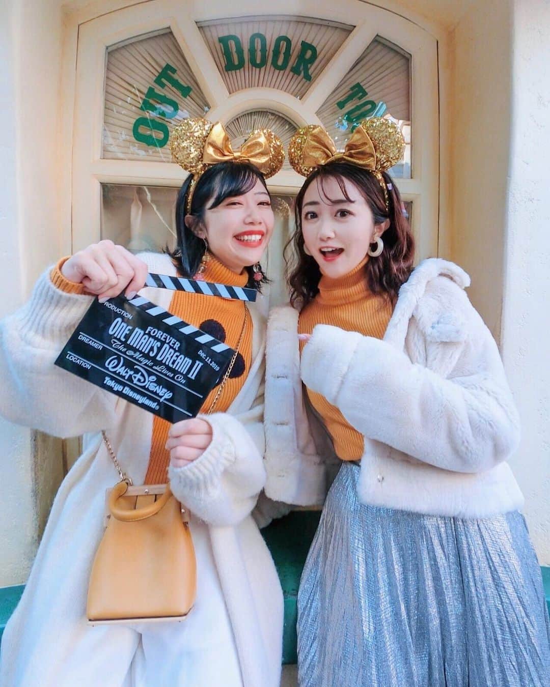 のインスタグラム：「💛🏰✨﻿ ﻿ ﻿ ﻿ 姉妹で#ワンマンバウンド !😍💕👭﻿ ﻿ 今日行った人いるかなー？😳﻿ どんな感じだったんだろう？！👀✨﻿ ﻿ ﻿ ﻿ ﻿ ﻿ ﻿ ﻿ 投稿で宣伝できていなかったので﻿ 明日のフリマについて、﻿ 載せておきます！✏️✨﻿ ﻿ ストーリーズのハイライトにも﻿ まとめてあるよ！！﻿ ﻿ ﻿ ﻿ たっっっっっくさんのお洋服と﻿ ディズニーグッズ等々用意しているので﻿ 是非遊びにきてねーっ！！😍💕💕﻿ ﻿ ﻿ ----------------------------﻿ ﻿ 🎄christmas flea market 🎄﻿ ﻿ 12月14日（土）﻿ 13:00〜16:00﻿ ﻿ ﻿ ﻿ 【会場詳細】﻿ ﻿ ［会場］Social House BINE﻿ @socialhousebine ﻿ ↑こちらにアクセス載ってます！﻿ ﻿ ﻿ ［最寄駅］広尾駅　A1出口　徒歩10分﻿ ［住所］東京都港区元麻布2-8-14﻿ ﻿ 【入場料】﻿ ¥500﻿ ﻿ ﻿ ⚠️写真撮影は購入者のみです！﻿ ﻿ ﻿ ﻿ 【注意事項】﻿ ※どなたでも御入場頂けます。会場が混み合った場合、入場制限になりますのでお待ち頂く事をご了承下さい。﻿ ※会場は靴を脱いで頂きます。﻿ ※現金払いのみクレジットカード使用不可﻿ ※ベビーカー置き場はございますが、会場内はベビーカー持ち込み不可となっております。﻿ ※エコバッグをご持参ください。﻿ ﻿ ﻿ -------------------------------------﻿ ﻿ 明日みんなに会えるのを﻿ 楽しみにしています！💫❤️🎅🏻﻿ ﻿ ❤︎❤︎❤︎❤︎❤︎❤︎❤︎❤︎❤︎❤︎❤︎❤︎❤︎❤︎❤︎❤︎❤︎❤︎❤︎﻿ #disneysisters_jp#中島姉妹 👭」