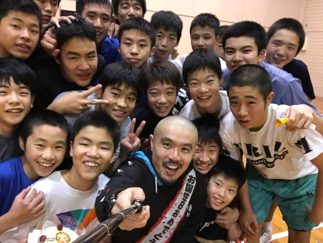 青木康平のインスタグラム：「皆さま沢山の誕生日のメッセージありがとうございます！！ 先日ははクラブチームの選手達に誕生日を祝ってもらいました！  サプライズ成功！？ 練習後にたいしパパに体育館の外に呼び出されてついて行くと、何かたいしパパの様子がおかしい！  いや、実は練習前から虎ママの動きも何か違う！ ずっと何かある気がしていて、、、笑  でも、たいしパパに呼び出された時には本当に何か深刻な相談かと思いました。。 しかし！たいしパパの様子が変な事に気がついて、たいしパパもすいません💦って感じになった所で気がついちゃいました！笑  でも本当に素直に嬉しかったです！ ご協力頂いた父兄の方々も本当にありがとうございました！  改めて、watch&cに関わってくれている子供達、御父兄の皆様に感謝すると共に、より一層自分が出来る最大限のサポートをしたいと思いました。  いよいよ三十代最後の年。 39歳！サンキューの歳。  今自分が好きなバスケの仕事が出来ていて、本当に周りの素敵な方々や子供達、父兄の方々に生かされていると感じます。  クラブチーム生には僕からのお返しプレゼントもしっかり受け取ってもらいました😬  裕心からもビデオメッセージももらい、彼に次会ったときには、彼にもしっかりプレゼントを送りたいと思います👌👌👌 本当皆さまありがとうございます😊 これからも、自分に出来る事をできる範囲で精一杯頑張りたいと思います！ #watchandc#watchandcacademy#U-15#クラブチーム#誕生日#サプライズ成功！？#39歳バイ」