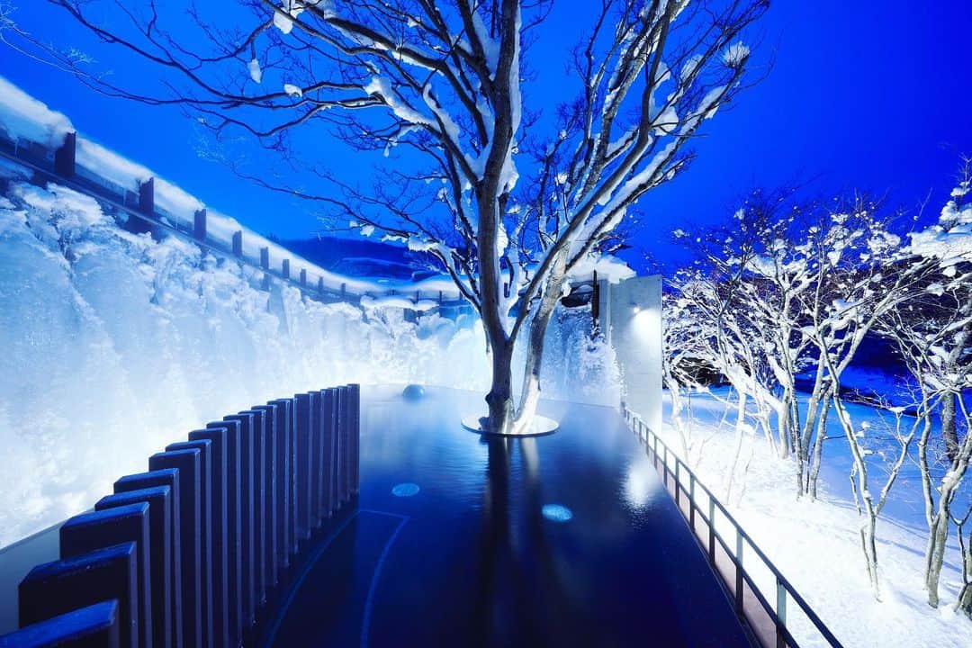 星野リゾートさんのインスタグラム写真 - (星野リゾートInstagram)「【日本初、氷爆がそびえる露天風呂】﻿ ﻿ Hoshino Resorts Oirase Keiryu Hotel invites for a unique winter-only onsen experience overlooking a real natural phenomenon - a frozen waterfall!﻿ ﻿ 奥入瀬渓流には14本の滝が点在し、様々な形の氷瀑を見ることができます。氷瀑とは、厳しい寒さで氷結した滝のこと。光が差し込むとアイスブルーに輝く氷瀑は、冬にしか見ることのできない絶景です。﻿ ﻿ 「星野リゾート 奥入瀬渓流ホテル」では、2019年12月20日、冬限定「氷瀑（ひょうばく）の湯」が登場します。眼下に渓流を望む露天風呂で、ここでしか見ることのできない、露天風呂にそびえる氷瀑を眺めながらの湯浴みを楽しむことができます。﻿ ﻿ #HoshinoResorts #星野リゾート #奥入瀬渓流ホテル #OiraseKeiryuHotel #Aomori #Towada #Oirase #青森県 #十和田市 #奥入瀬渓流 #青森旅行 #aomoritrip #2大モンスター #氷瀑 #温泉　#luxuryresort #JapaneseHotels #Hotspring #Onsen #travelJapan #ig_Japan #MyTinyAtlas #JapanTravel」12月13日 17時11分 - hoshinoresorts.official