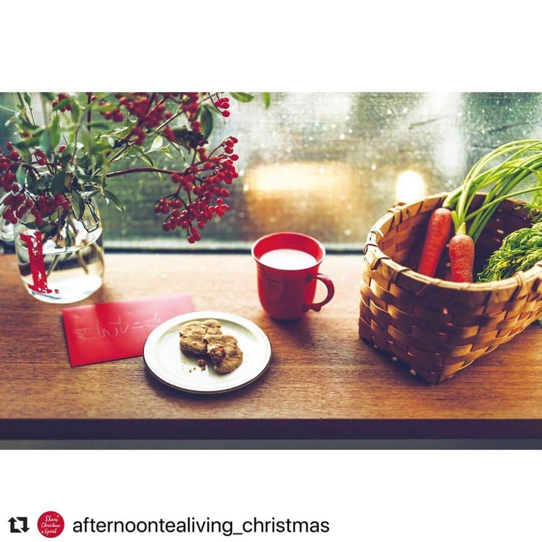 Afternoon Teaさんのインスタグラム写真 - (Afternoon TeaInstagram)「【Share Christmas Spirit】#ShareChristmasSpirit #きょうも小さなもので世界を変える #アフタヌーンティーのある暮らし ・ 2019年のアフタヌーンティー・リビングのクリスマスのテーマは「Share Christmas Spirit」。 街中がキラキラした空気に包まれるクリスマス。北欧では1ヵ月も前から準備を始め、その日を心待ちに過ごすのが一般的です。大切な人と温かい気持ちや時間をシェアしながら、ますます心踊るクリスマスを迎えましょう! ・ Afternoon Tea LIVINGのクリスマス特別アカウントもぜひチェックしてくださいね！ ➡@afternoontealiving_christmas ・ #Repost @afternoontealiving_christmas with @make_repost ・・・ How to enjoy Christmas,from “SANTA CLAUS.”⑥🎄 長老サンタクロースの暮らす北欧には、私たちの知らないクリスマス文化がいっぱい。本場の習慣を知ることで、クリスマスはもっと特別なものへと変わります。日本でただひとりの公認サンタクロース・パラダイス山元さんが、正しい過ごし方を教えてくれました。 ・ <Cooking for SANTA CLAUS & REINDEER　サンタさんとトナカイに感謝の気持ちを伝えよう。> クリスマスイブの夜は、サンタさんの大好物のジンジャークッキーとトナカイの大好物のニンジンを用意しましょう。親子で心を込めて準備をすれば、ありがとうの気持ちがきっと伝わります。 ・ みんなが寝静まったイブの夜に、こっそり訪れてプレゼントを届けてくれるサンタさん。感謝の気持ちを込めてジンジャークッキーを親子で一緒に手作りし、普段は“コケ”が主食のトナカイさんにはニンジンを用意しましょう。ホットミルクとお手紙を添えて枕元へ置いておくのが本場の伝統です。 ・ ＼From”SANTA CLAUS”／ サンタさんへの想いが特別なおいしさに。 雪がちらつくイブの夜、一口かじると温まるジンジャークッキーはサンタさんの大好物。人型やドーナッツ型だったり、アーモンドやナッツを散りばめるなどその種類は様々。自慢のジンジャークッキーをつくれるよう何度もトライして、一番美味しく焼けたレシピは、ちゃんとメモして保管しておいてね。 ・ ・ --------------- パラダイス山元 グリーンランド国際サンタクロース協会・公認サンタクロース --------------- マンボミュージシャンの傍ら、1998年7月、アジア地域から初めて選出された「グリーンランド国際サンタクロース協会」(本部:デンマーク)の公認サンタクロース。福祉施設や小児病院などの訪問のほか、日本に正しいクリスマスの習慣を啓蒙しようと奮闘中。公認サンタクロース歴22年目。 ・ ・ <2枚目> 今回のジンジャークッキーは、Afternoon Teaオリジナルのクッキーキットをアレンジしたレシピ。明治時代から続く、小松谷果樹園の秋田県産りんごを使ったドライアップルに、秋田杉で作ったリンゴ型がセットになったキットは、クリスマスのおもてなしの準備にもぴったりです。 ・ Recipe：ジンジャークッキー ■材料（約18枚分） ・りんごのクッキーキット ※キット以外の材料は別途ご用意が必要となります。 （クッキー粉ミックス100g、ドライアップル約20g入り）1袋 ・無塩バター　50g ・グラニュー糖　30g ・ 【A】 ・生姜すりおろし　小さじ1/2 ・シナモン　小さじ1/4 ・ 〈作り方〉 ①バターを１cm角のさいの目に切り、室温に戻す。 ②クッキー粉ミックスに1を手で揉みながら、よく馴染ませる。 ③　②にドライアップルとグラニュー糖、Aを加えて混ぜる。 ④押し型の上から③を詰めて、上から押してりんごの形に型抜きする。 ⑤160℃のオーブンで20分焼けば完成。 ・ ・ <4枚目> リビング店舗、Official Online Shopで販売中のりんごのクッキーキット。 ・ ・ ・ #AfternoonTeaLIVINGChristmas #AfternoonTeaLIVINGChristmas2019 #AfternoonTea #AfternoonTeaLIVING #アフタヌーンティー #アフタヌーンティーリビング #クリスマス #Christmas #XMAS #サンタクロース #クッキー #レシピ #手作りクッキー #クリスマススイーツ #ジンジャークッキー #北欧 #冬 #イベント #クリスマス飾り #クリスマス雑貨 #クリスマス限定 #ツリー #リース #スノードーム #インテリア雑貨 #サンタクロース #サンタ」12月13日 17時13分 - afternoontea_official