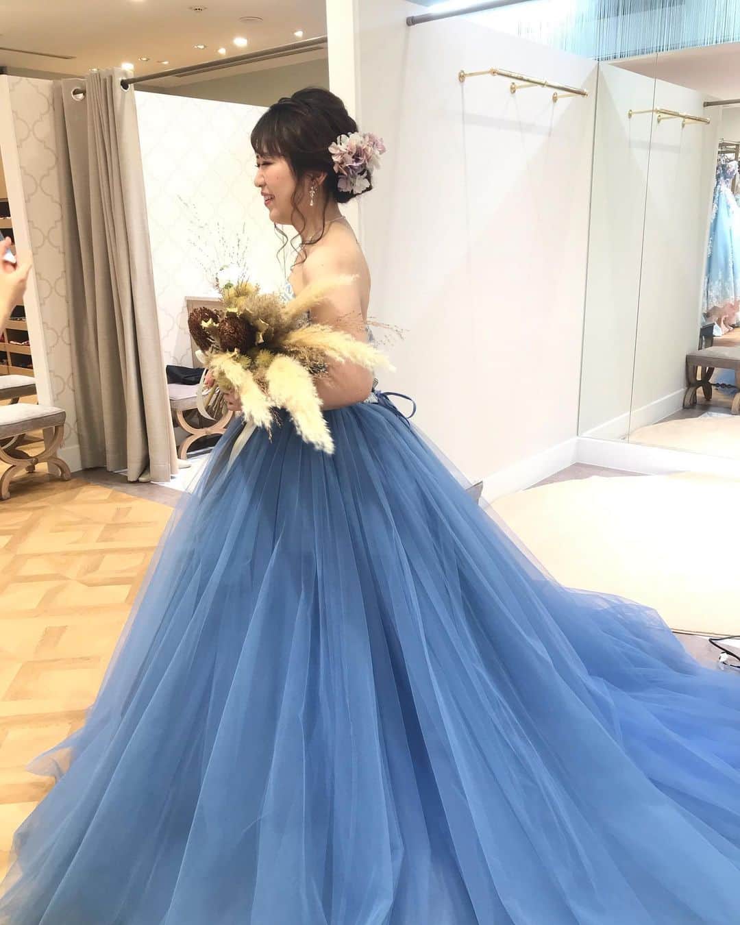 結婚式場　仙台 パレスへいあんさんのインスタグラム写真 - (結婚式場　仙台 パレスへいあんInstagram)「🌙ヘアメイク＆ドレス試着会🌙﻿ ﻿ ﻿ クールな印象の中にかわいらしさをプラスしたくて、ウェディングドレスはルーズな編みおろしヘア。﻿ ﻿ ﻿ カラードレスはギブソンタックとシースルーバング風にアレンジ❤﻿ ﻿ ﻿ どちらのドレスもかわいかった〜😩﻿ ﻿ ﻿ ﻿ ﻿hairmake💄 Yoshina Suzuki  Mayu Kiyota ﻿coordinator👗 Yuki Tojo ﻿ ﻿ ﻿ ﻿ ﻿ #仙台 #仙台結婚式 #仙台ヘアメイク #ヘアメイク﻿ #仙台ブライダルフェア #ウェディングヘア #ブライダルヘア #全国のプレ花嫁さんとつながりたい #仙台ブライダルヘアメイク #プレ花嫁 #仙台プレ花嫁 #お呼ばれヘア #出張ヘアメイク仙台 #出張ヘアメイク #カラードレスヘア #パレスへいあん #カラードレス #クリスマスヘアメイク #仙台のプレ花嫁さんと繋がりたい  #みんなのウェディング」12月13日 17時26分 - palace.heian