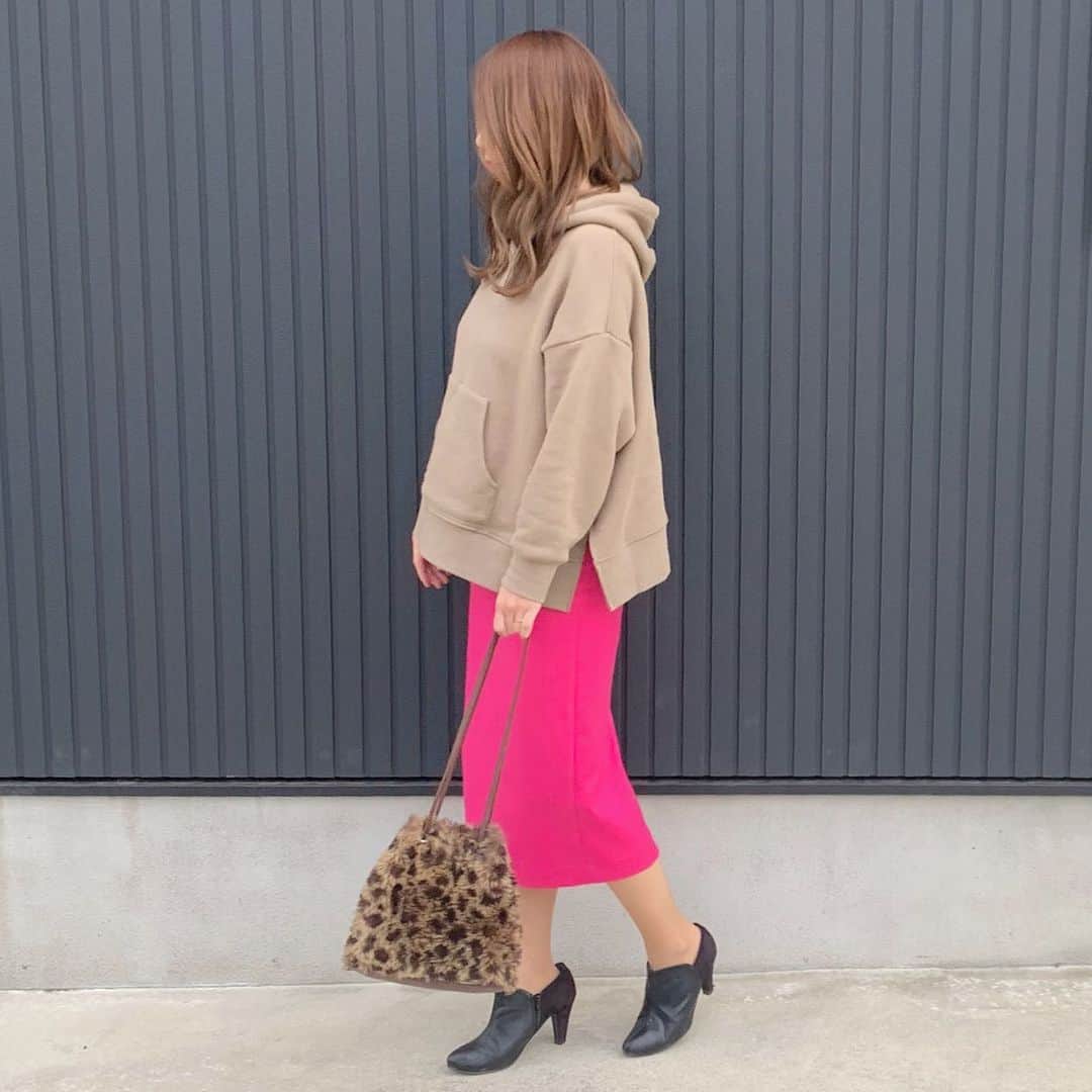 ryuu79hinaのインスタグラム：「#ootd ♡♡ ・ ・ @ungrid_official のスリットワイドパーカー 色はZOZOTOWN限定カラーのモカだよ。 ・ ・ モカ✕ピンク🐻💗 足元はブーツでキレイめカジュアル ・ ・ 今日は高校時代のお友達と忘年会 最近フルメンで集まれなくて残念…😢 しかし、1年があーっとゆーますぎて怖いぃ…😱 ━━━━━━━━━━━━━━━」