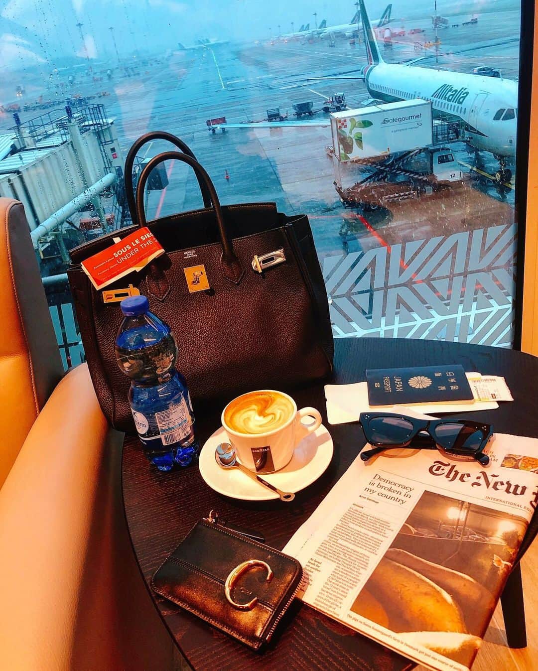 のインスタグラム：「#byebye #milano🇮🇹 今朝のミラノは雪☃️。これからパリを経由して帰国します。 ミラノではショッピングどころか、モンテナポレオーネにもヴィアスピーガにも行く時間がなかったけれど、しっかり仕事をして、学びや気づきがたくさんの出張でした。#♥️ #一人旅」