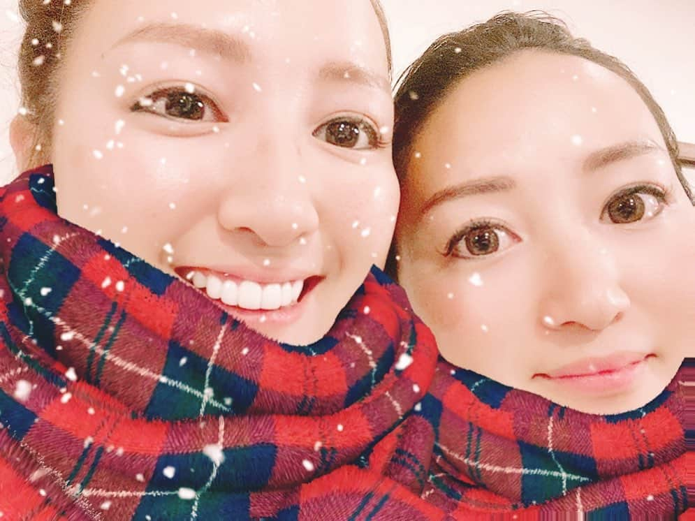 木村真野・紗野さんのインスタグラム写真 - (木村真野・紗野Instagram)「いよいよ冬本番❄️. 寒いからあったかくしてね♥️❄️. @lovecurl.eyelash さんでまつ毛付けてもらいました👀✨. いつもオーダーするデザインはマヤサヤ同じ🎵. もう通って7年以上になるなぁ🖤. . . #lovecurl #ラブカール　#まつ毛エクステ　#恵比寿　#三軒茶屋　#eyelash #えくすてんしょん #twins #まや　#さや　#赤いマフラー」12月13日 17時25分 - mayasaya_kimura